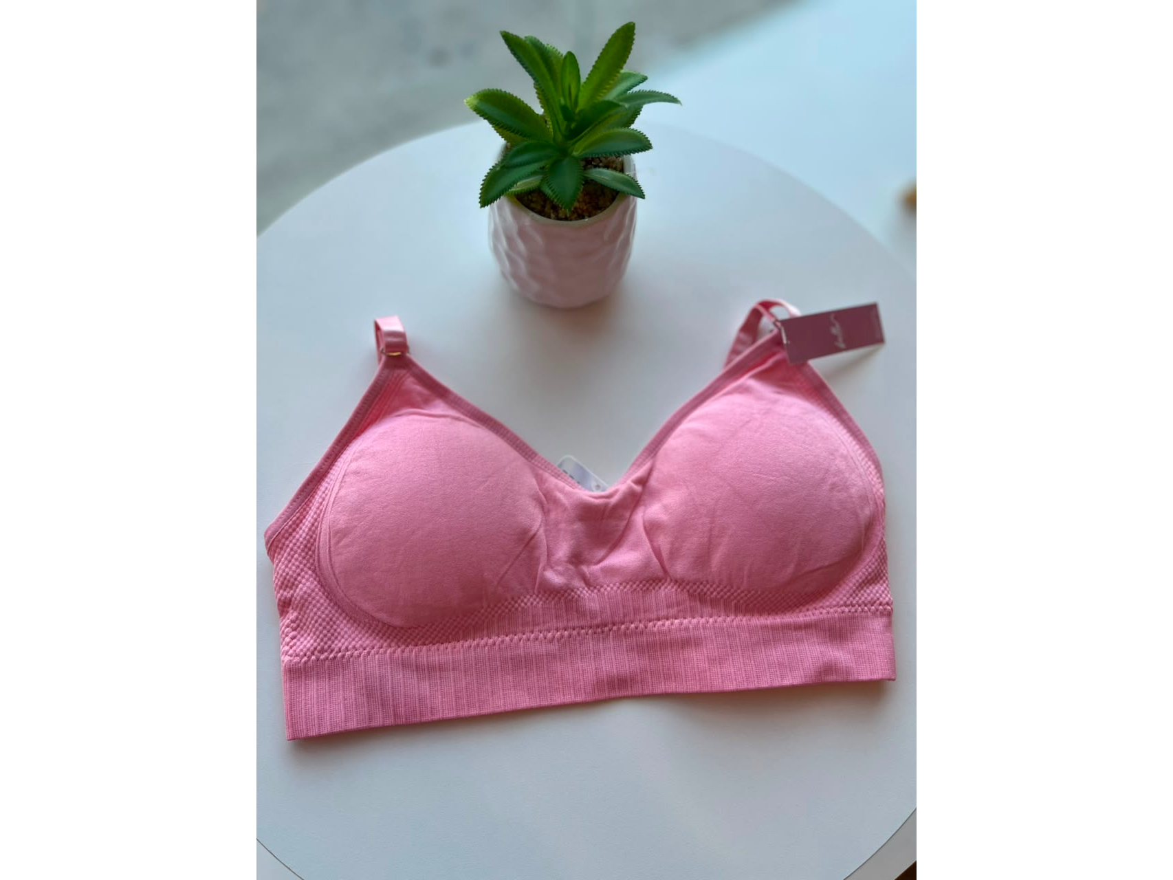 TOP DEPORTIVO SIN BROCHE . ROSA  FUERTE