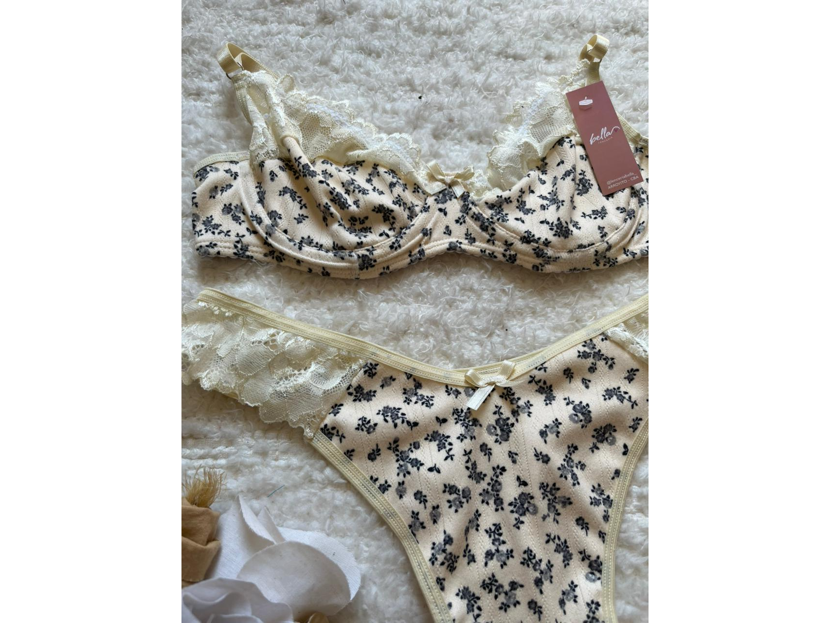 TALLE 85. NATUARL CON FLORES AZULES