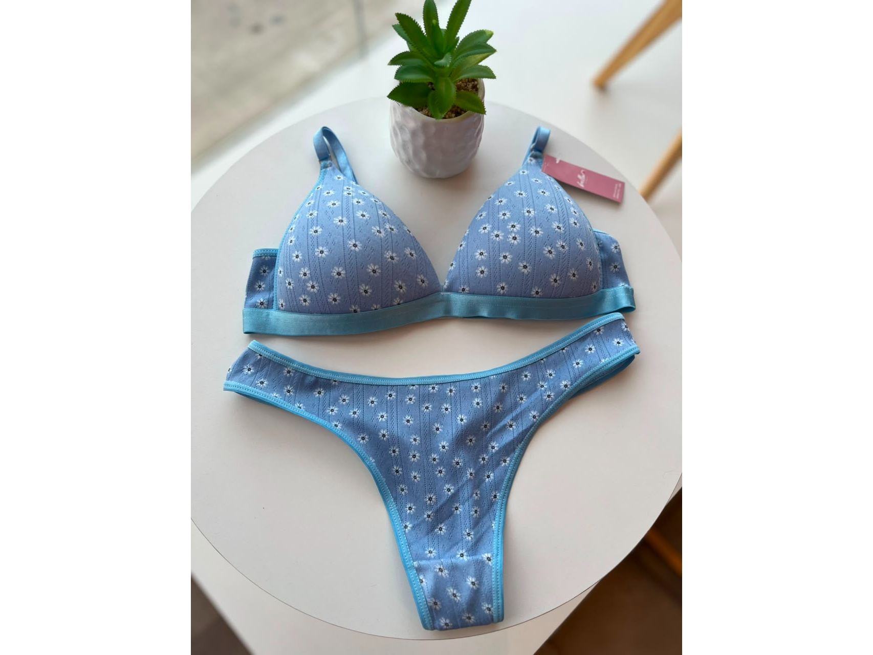 CONJUNTO TRIANGULO DE BRODERI. CELESTE