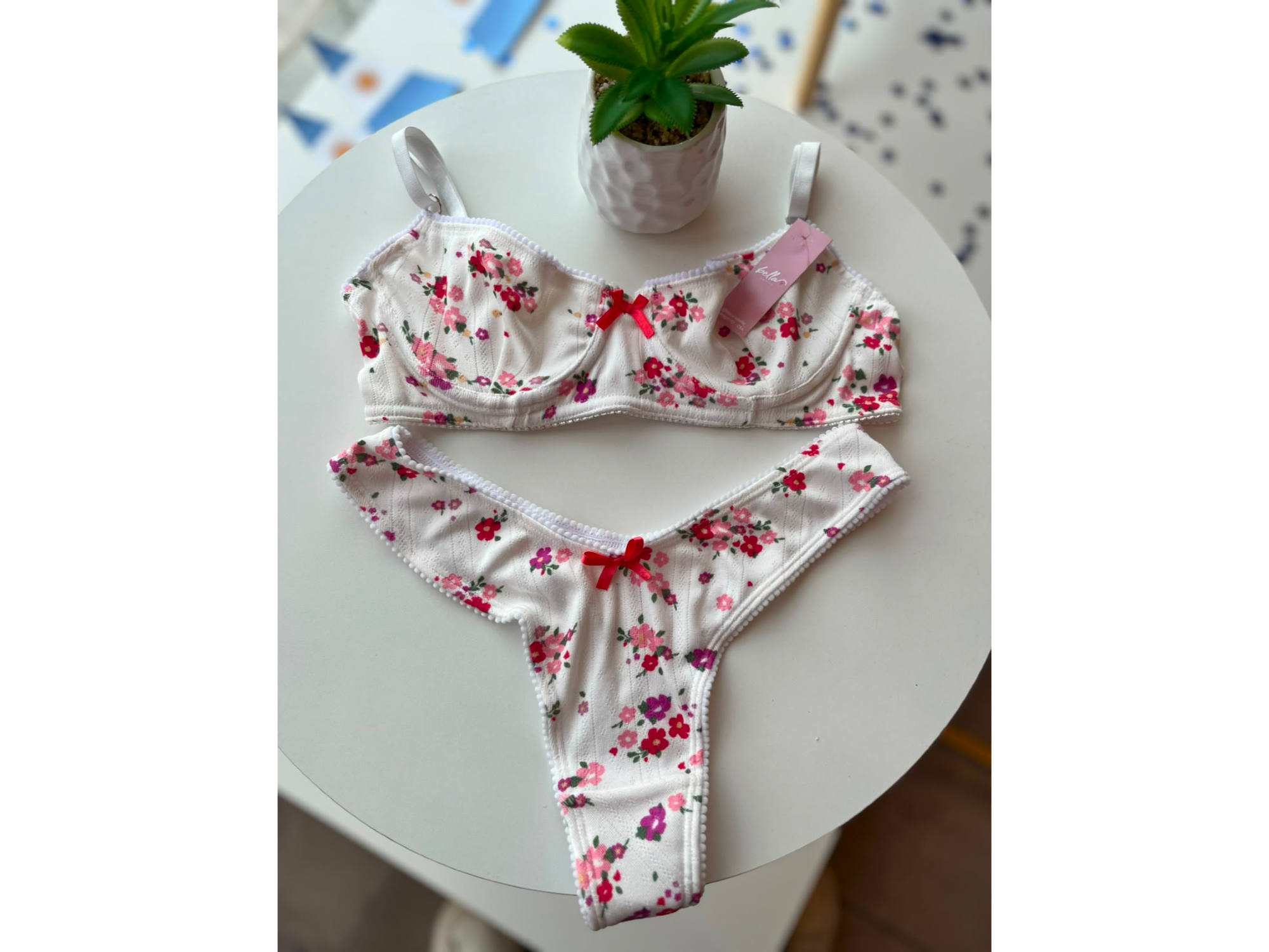 CONJUNTO C/ARCO DE BRODERI FLOREADO