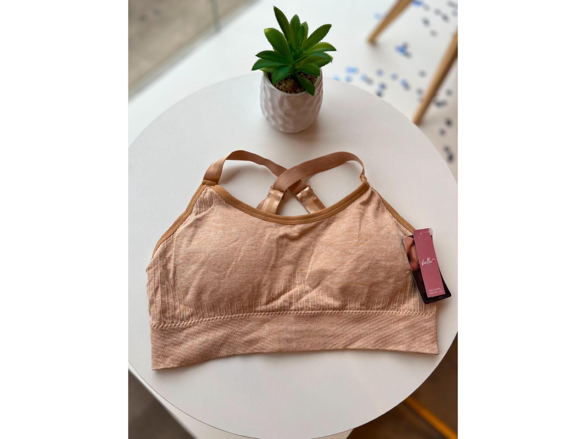 TOP DEPORTIVO ESPALDA CRUZADA. BEIGE