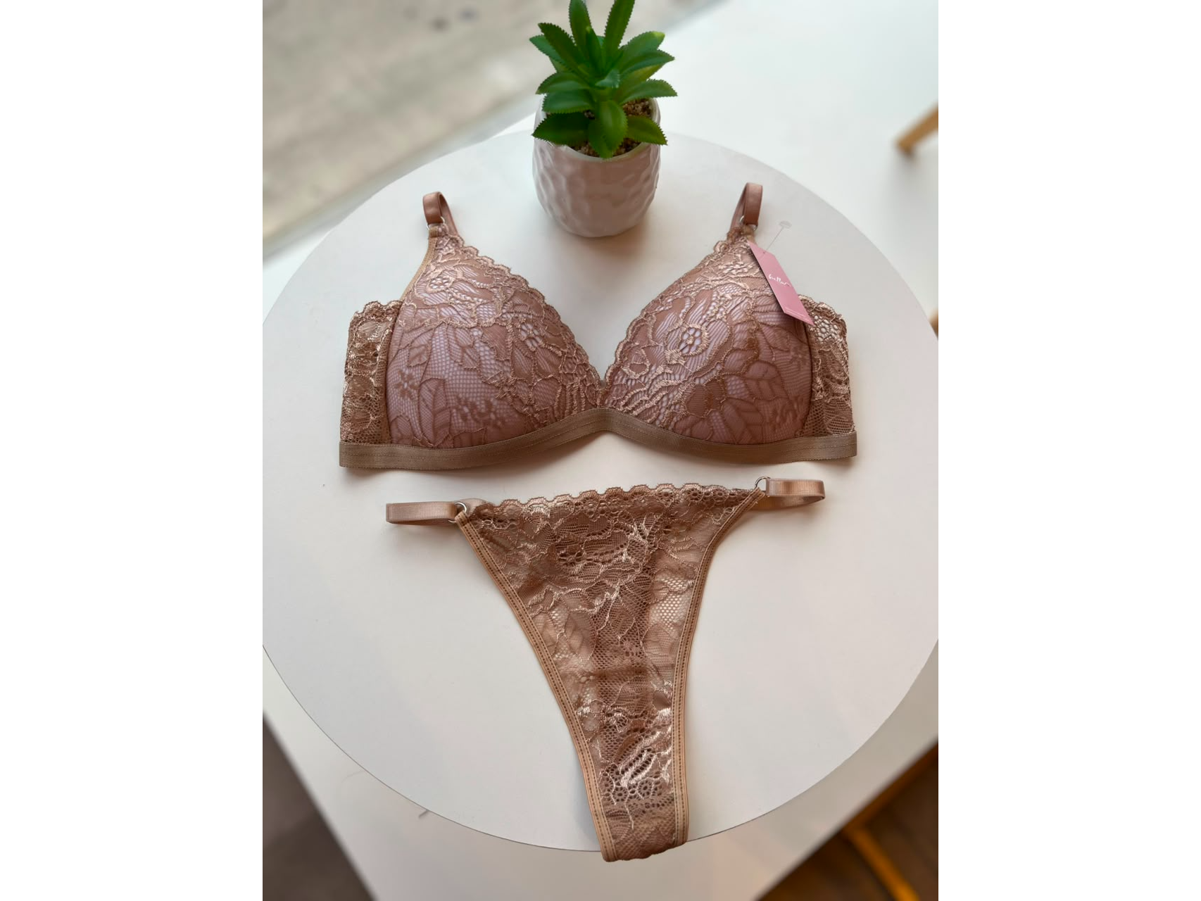 CONJUNTO TRIANGULO DE ENCAJE. BEIGE