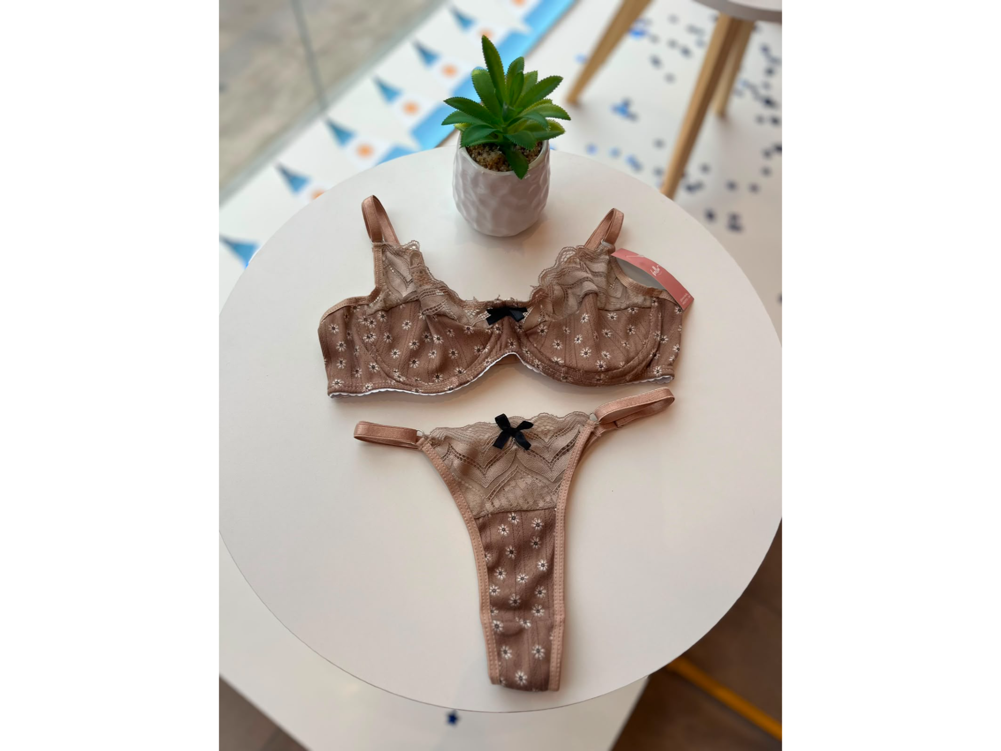 CONJUNTO CON ARCO. BEIGE
