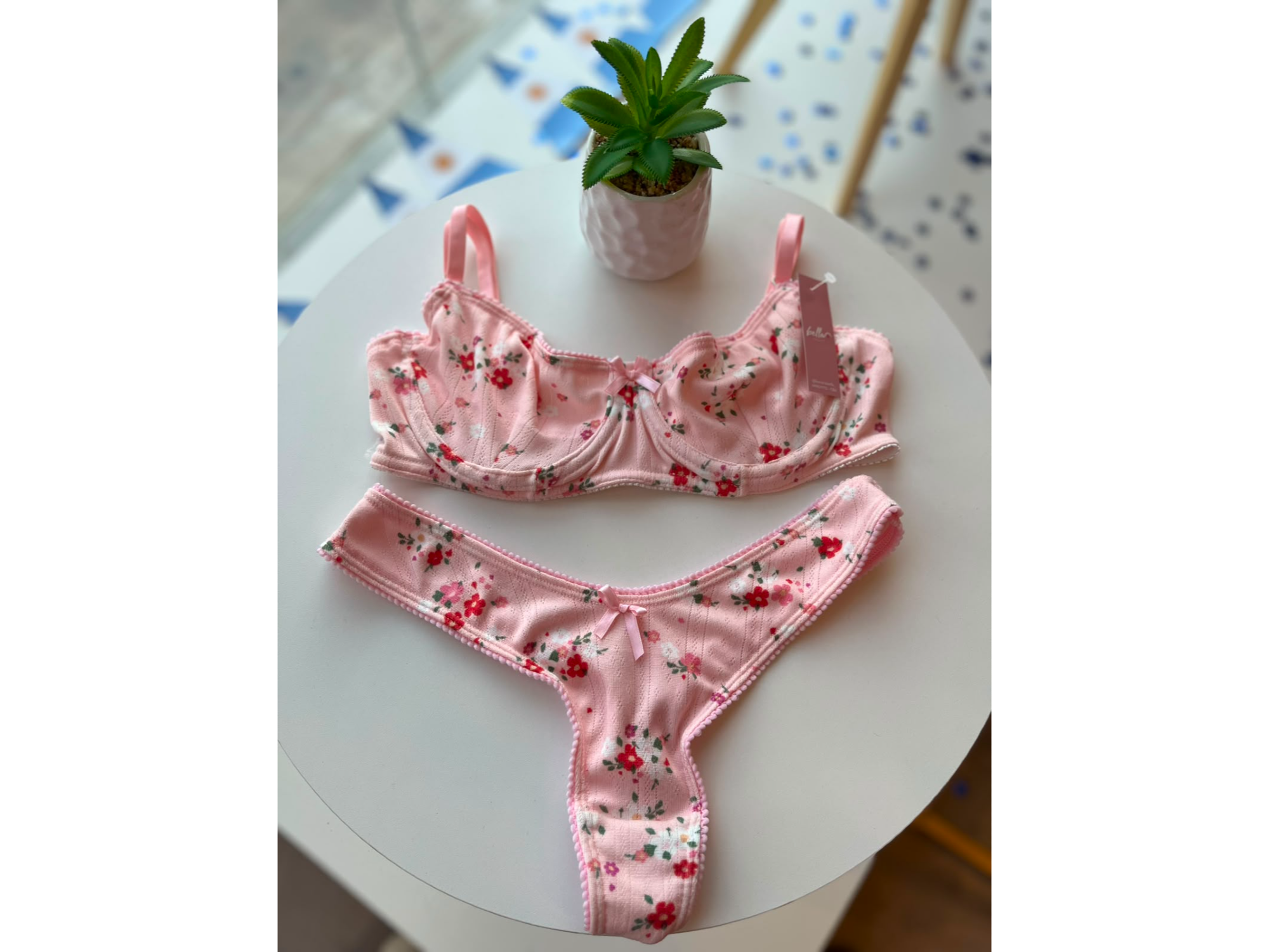 CONJUNTO C/ARCO DE BRODERI FLOREADO ROSA
