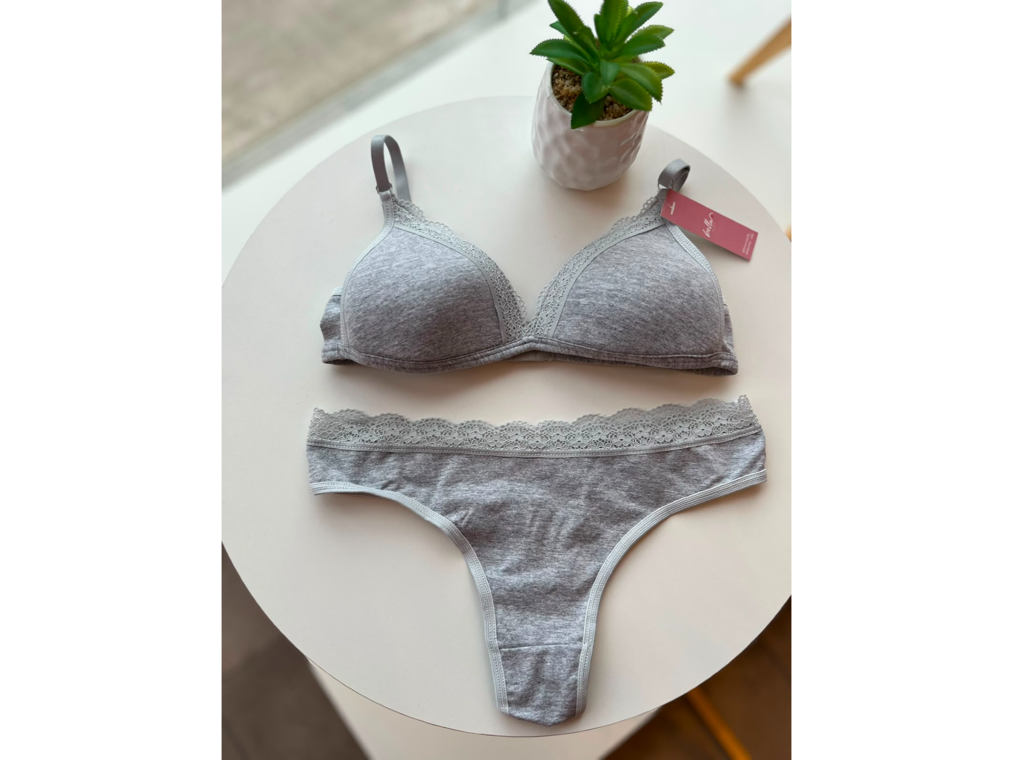 Conjunto triangulito de algodon con puntilla GRIS