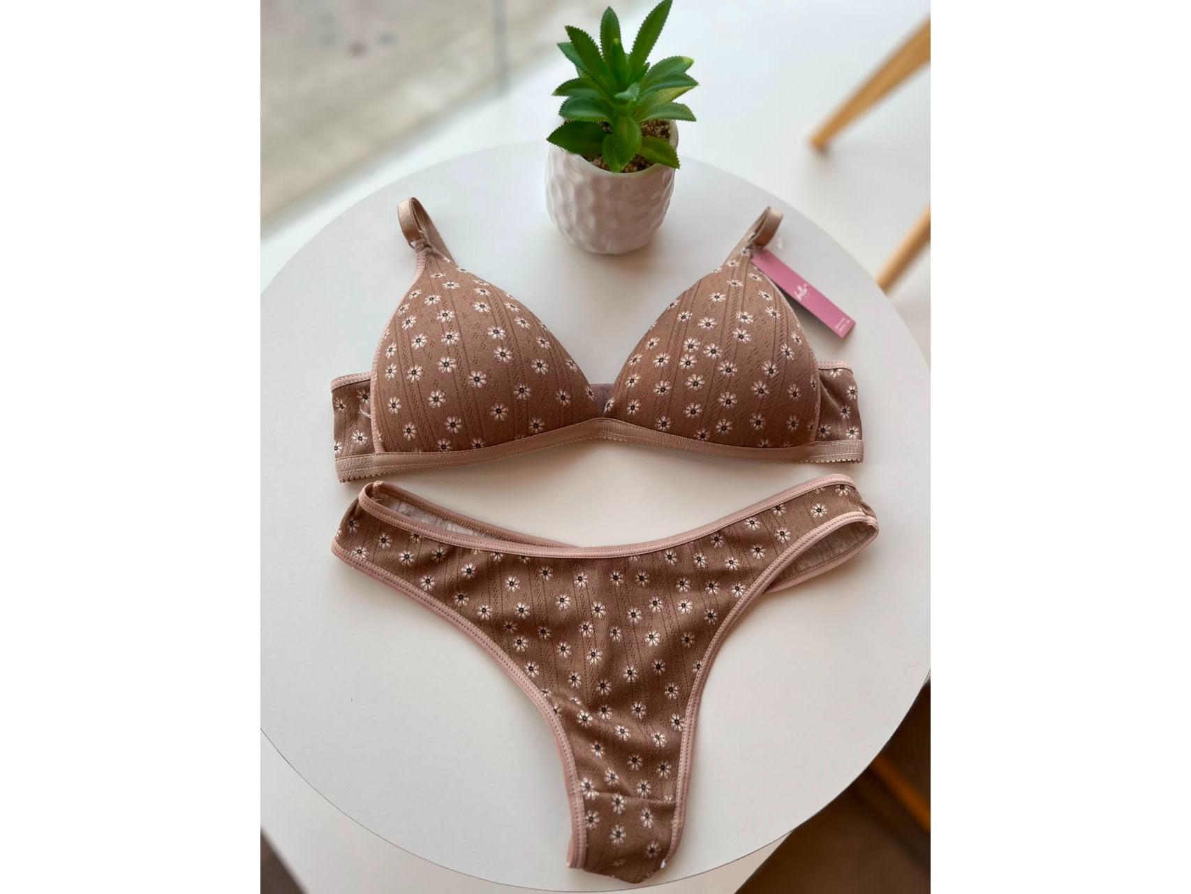 CONJUNTO TRIANGULO DE BRODERI. BEIGE