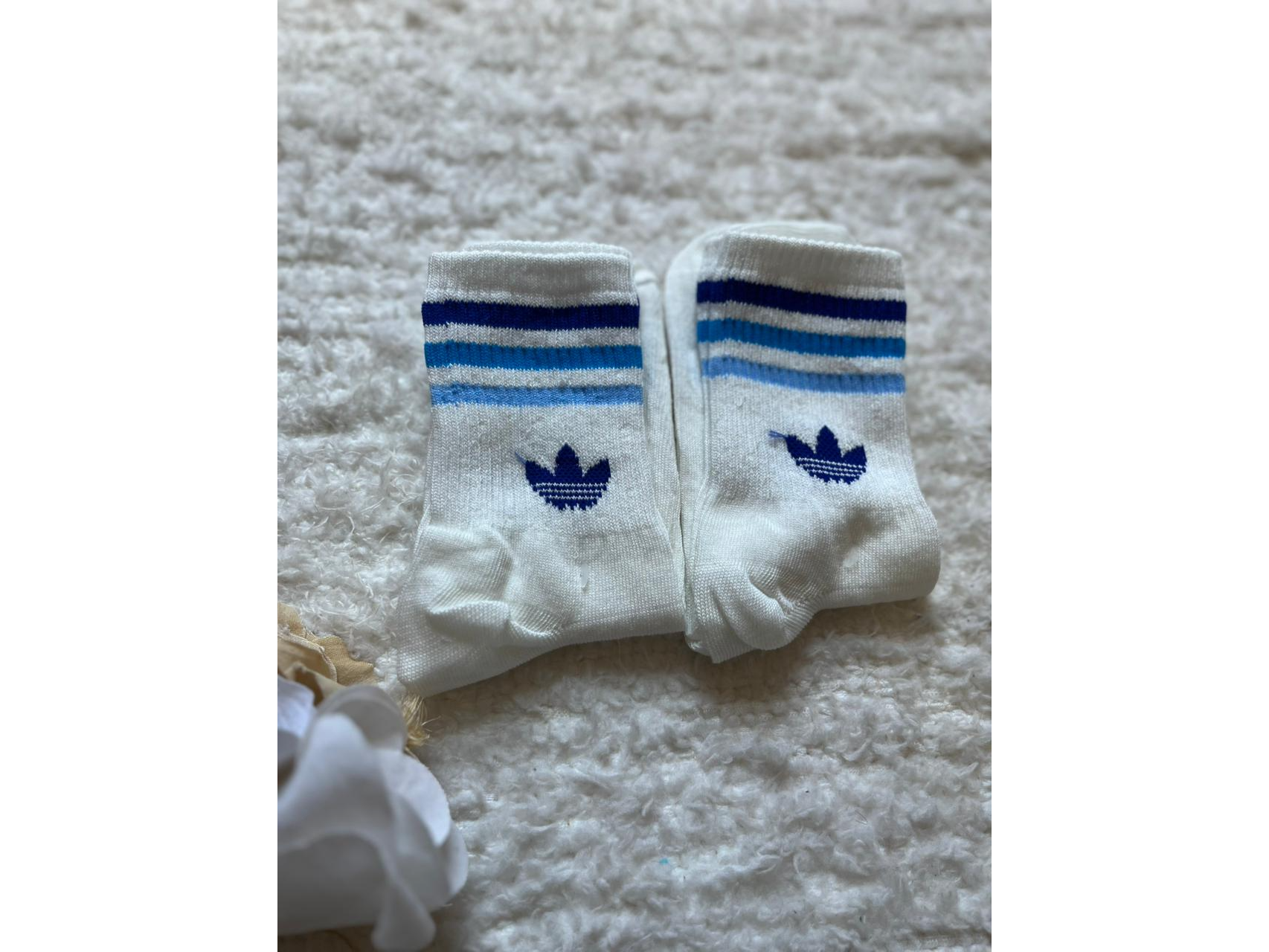 MEDIAS TENIS ADIDAS. COLOR CRUDO CON LINEAS EN TONOS CELESTE