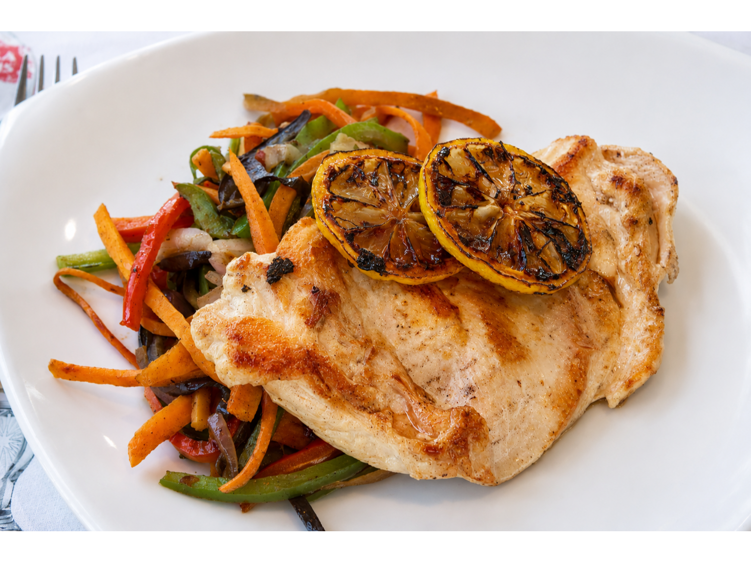 Pechuga grill con vegetales