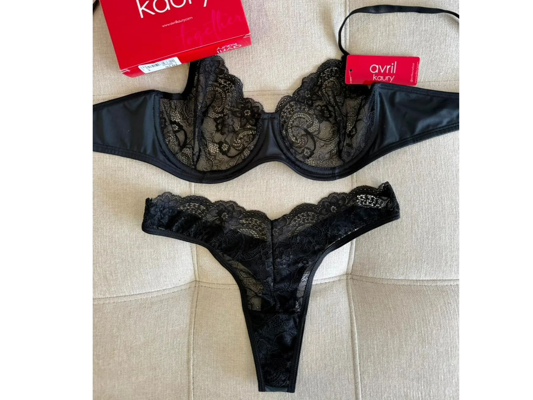Conjunto desarmado de encaje con aro y cola less corte V