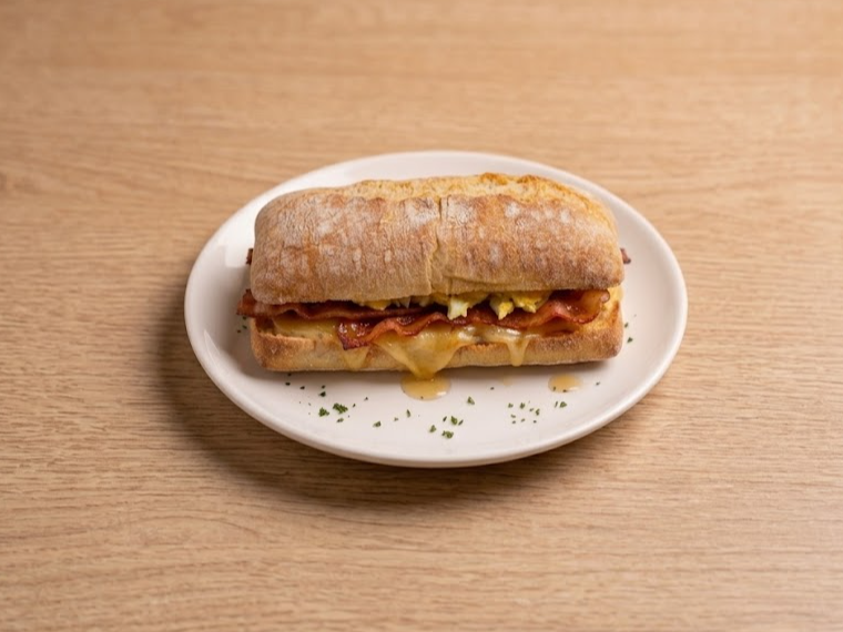 SANDWICH BACON , HUEVO Y QUESO