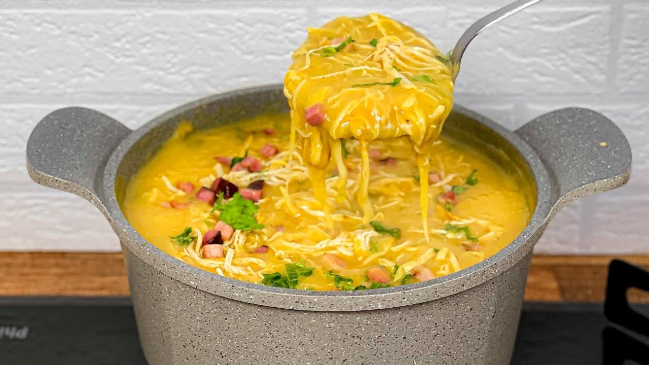 Caldo de pollo con choclo y verdeo