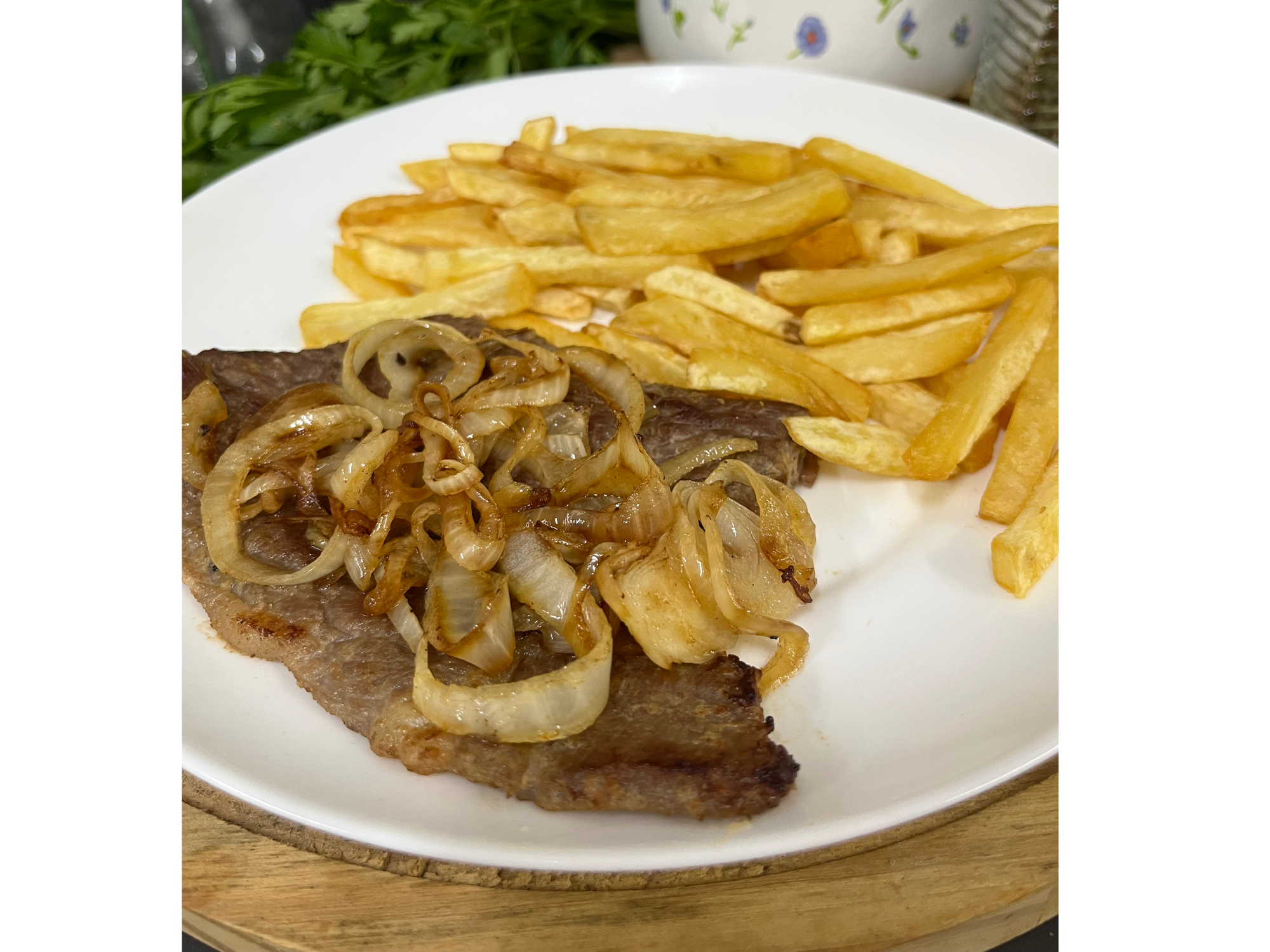 Bife con cebolla y papas fritas