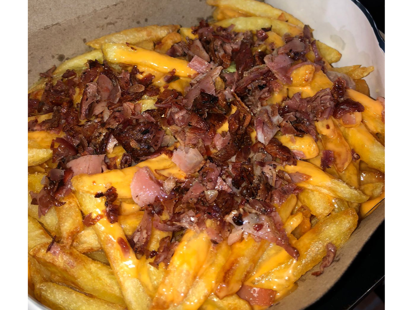 Papas con cheddar y bacon