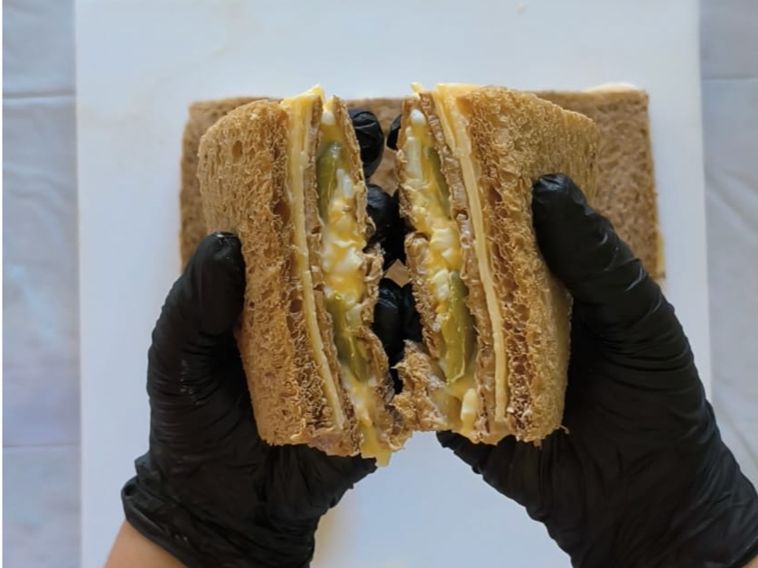 Huevo, aceituna y queso