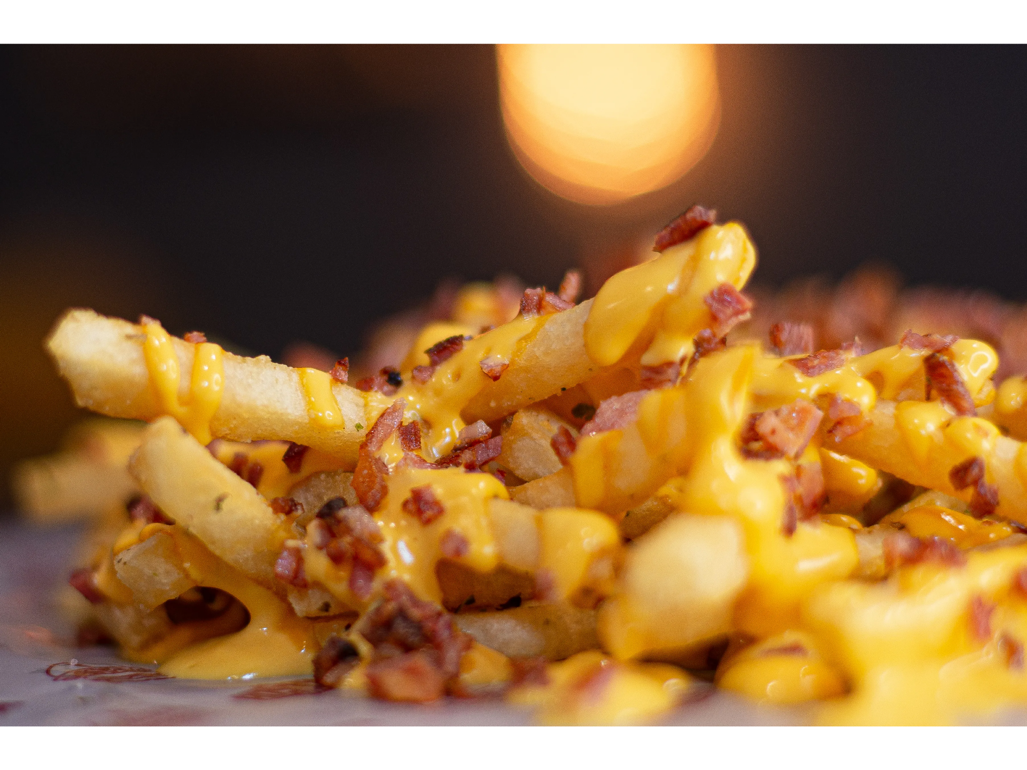Papas fritas con cheddar y bacon
