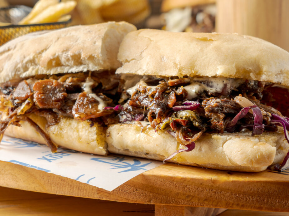 Sándwich de bondiola desmechada