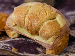Medialuna C/ Jamón y Queso