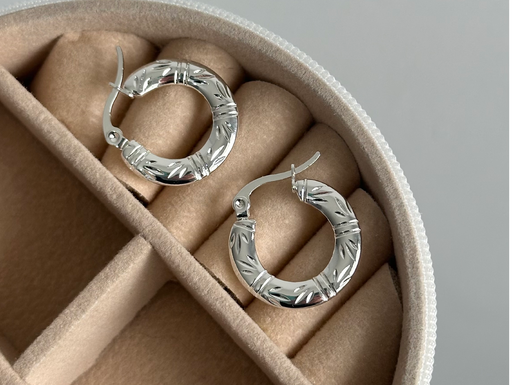 Aros con diseño de líneas