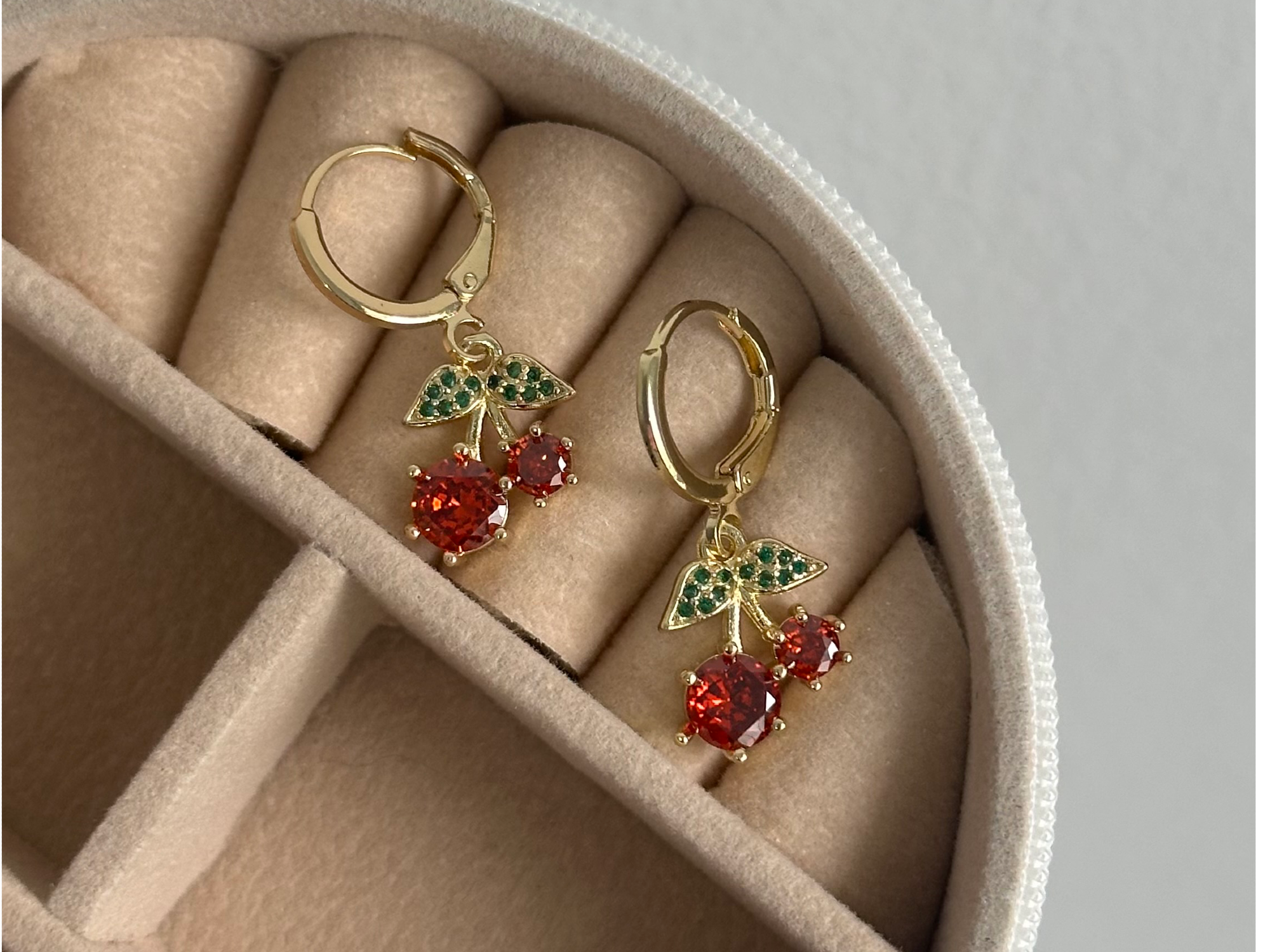 Aros con dije Cereza colgante