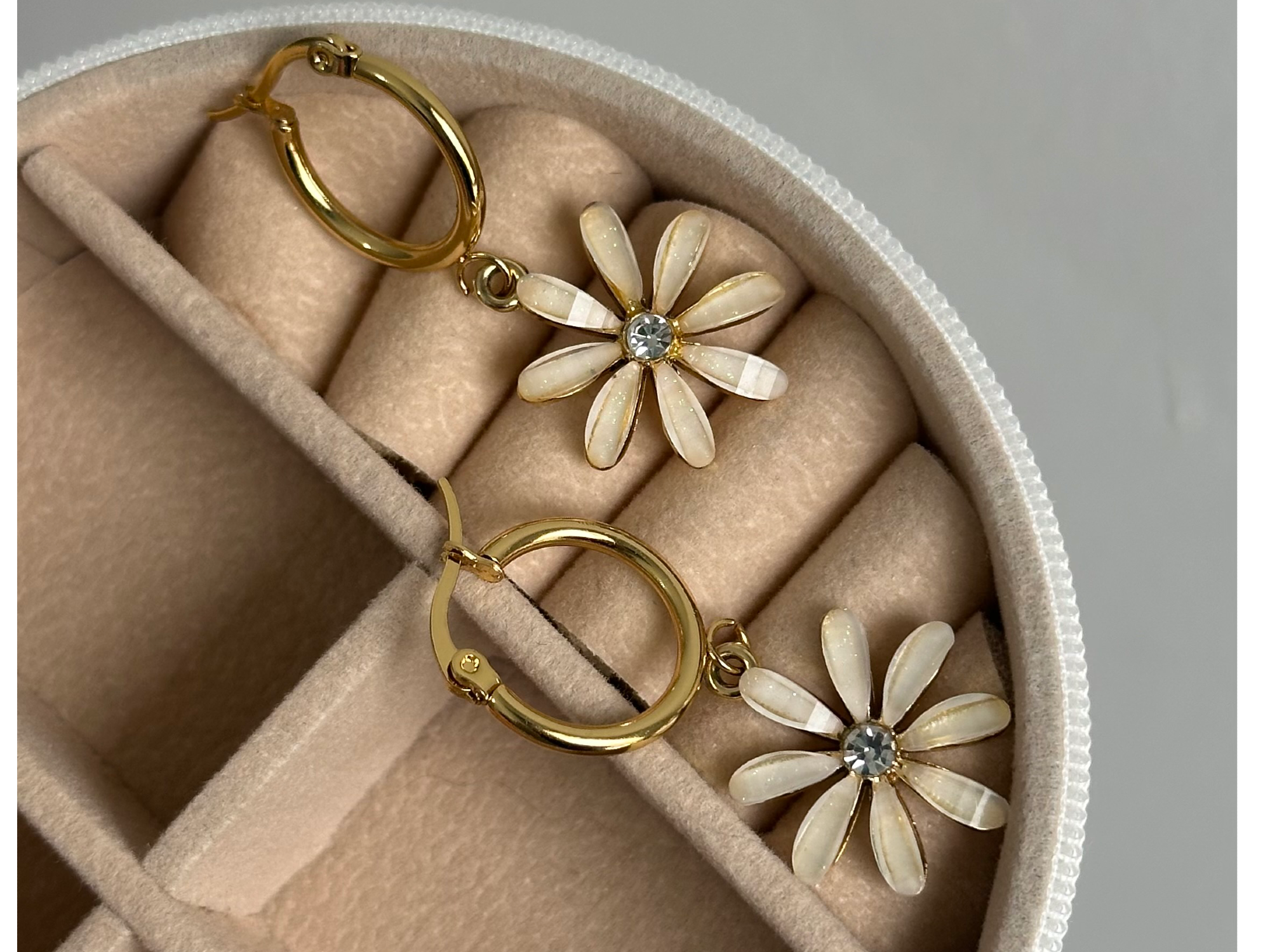 Aros con dije colgante de Flor