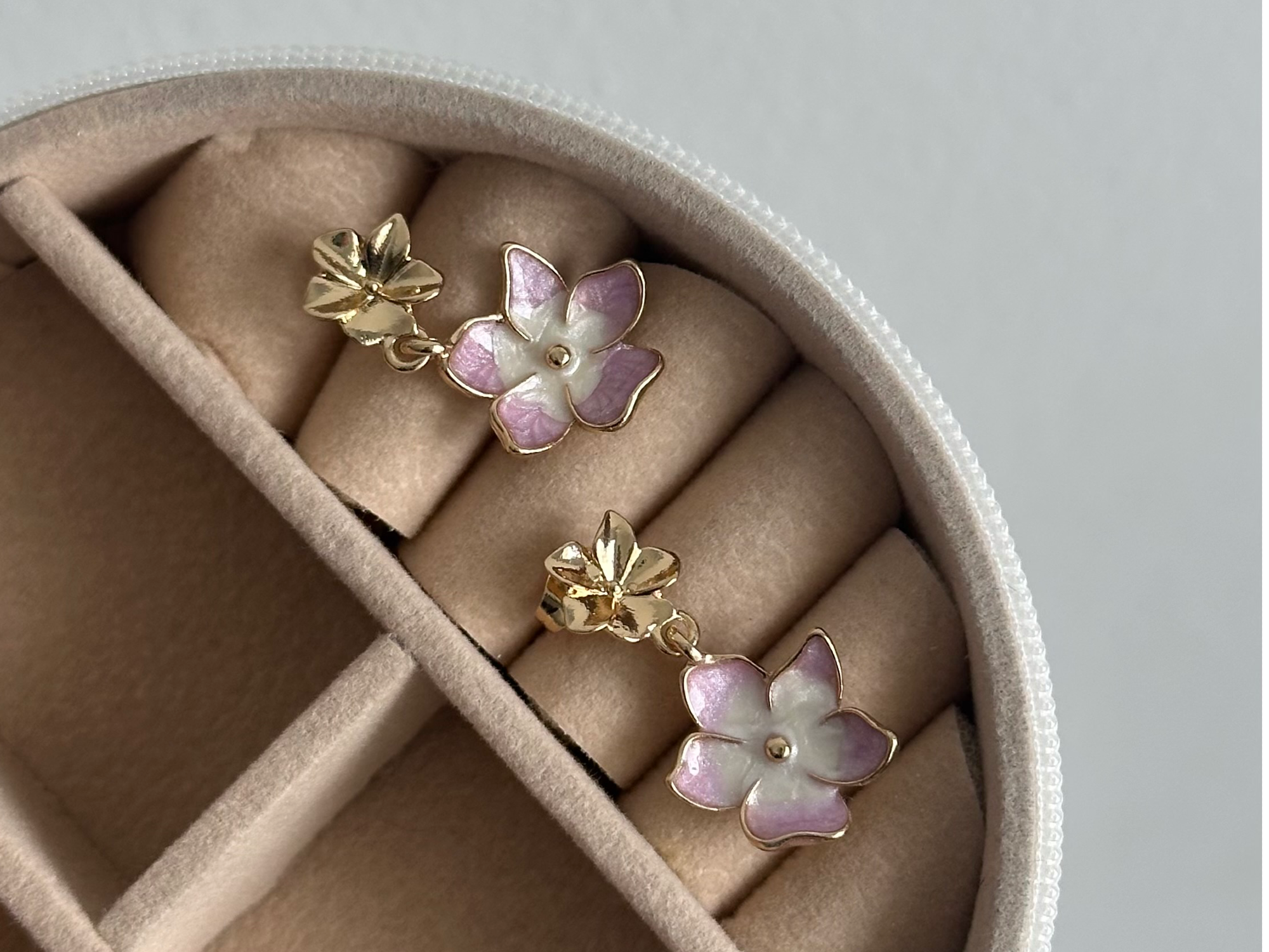 Aros pasantes con dije de Flor