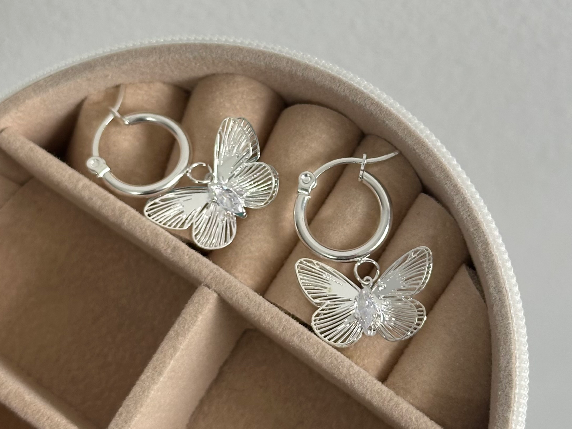 Aros con dije mariposa colgante
