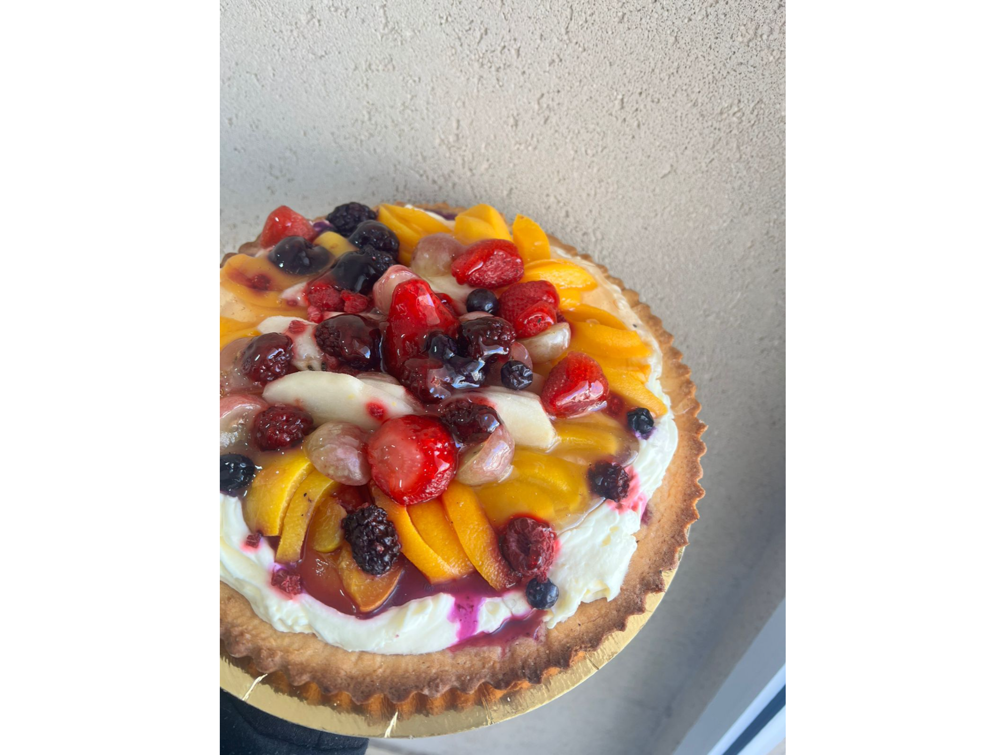 Tarta de frutas con crema chantilly