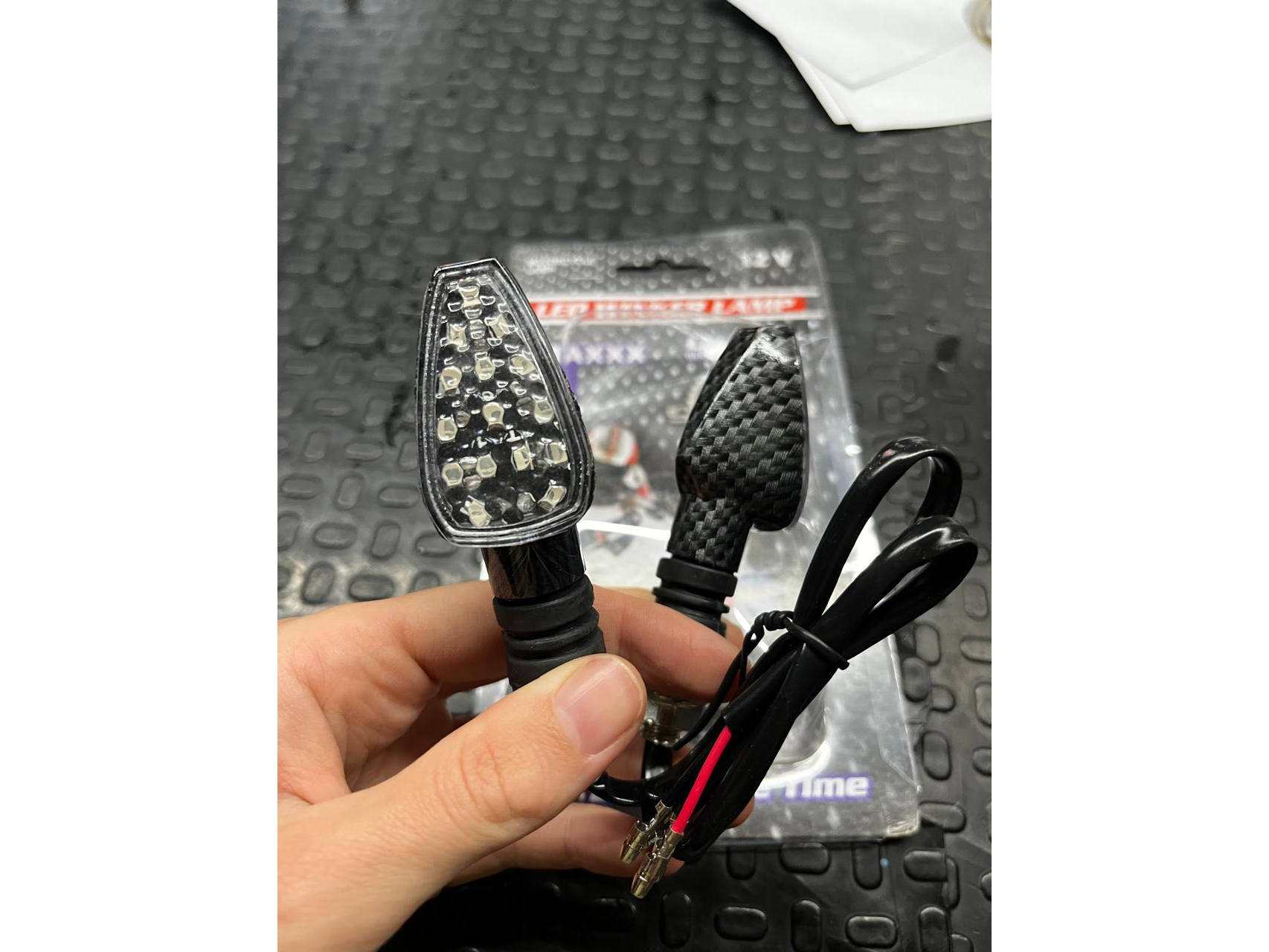 FARO DE GIRO LED SIMIL CARBONO JGO.