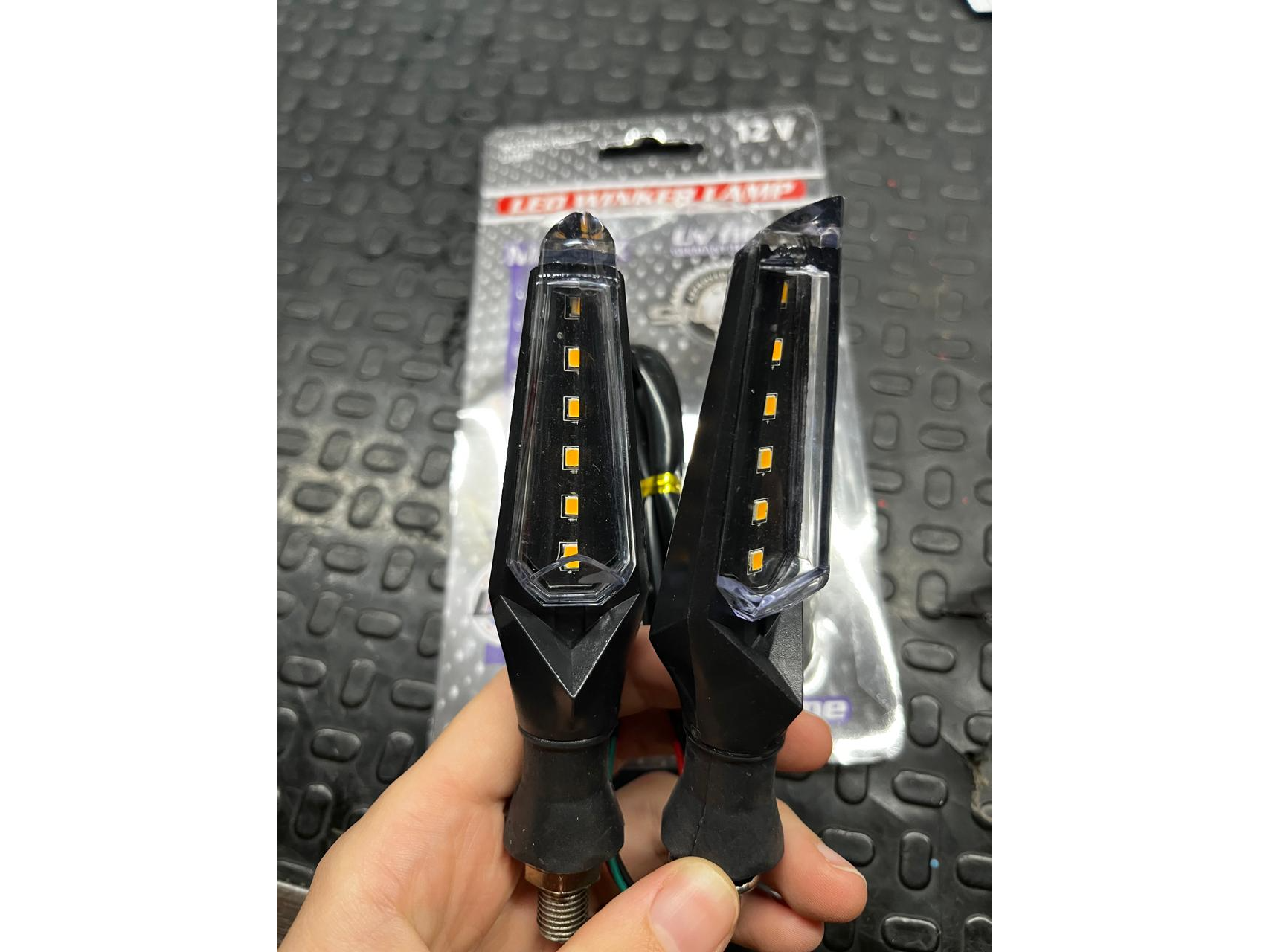 FARO DE GIRO LED SIMIL CARBONO JGO.