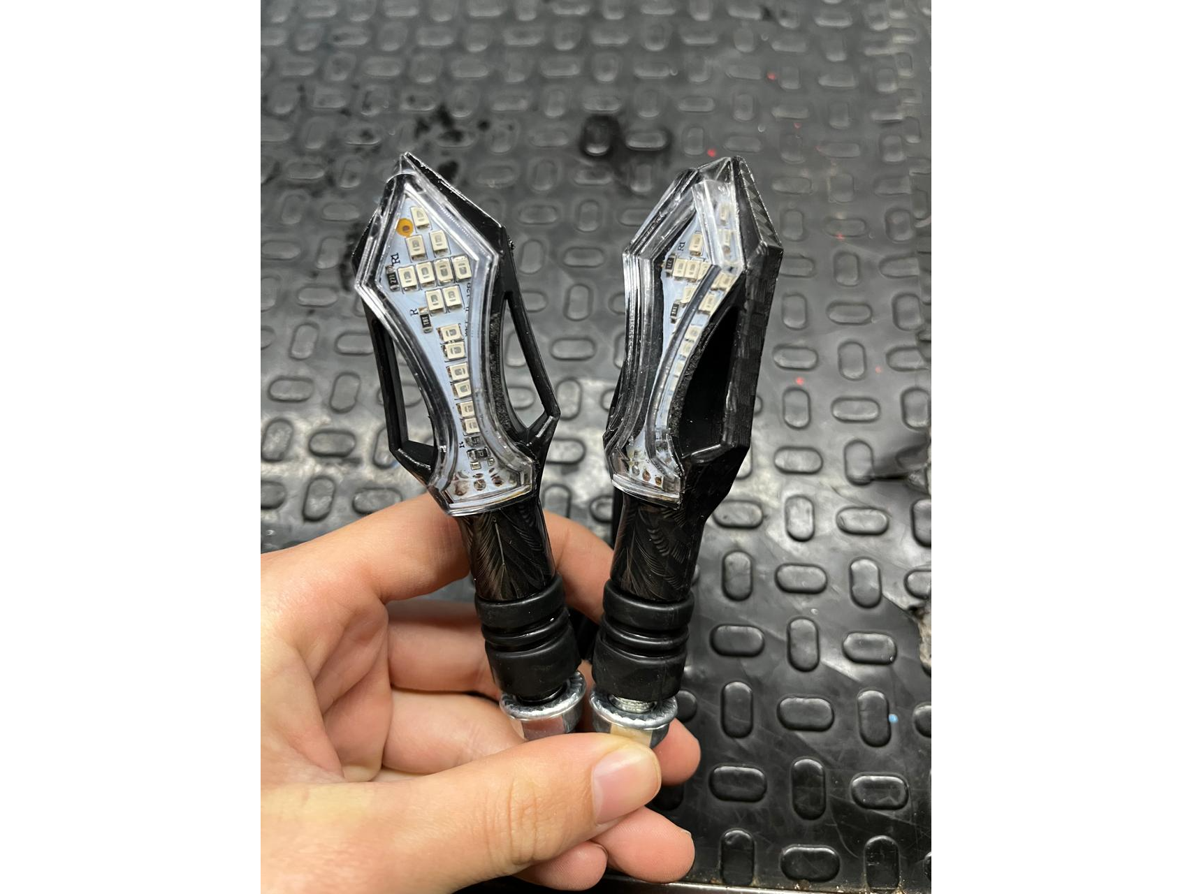 FARO DE GIRO LED SIMIL CARBONO JGO.