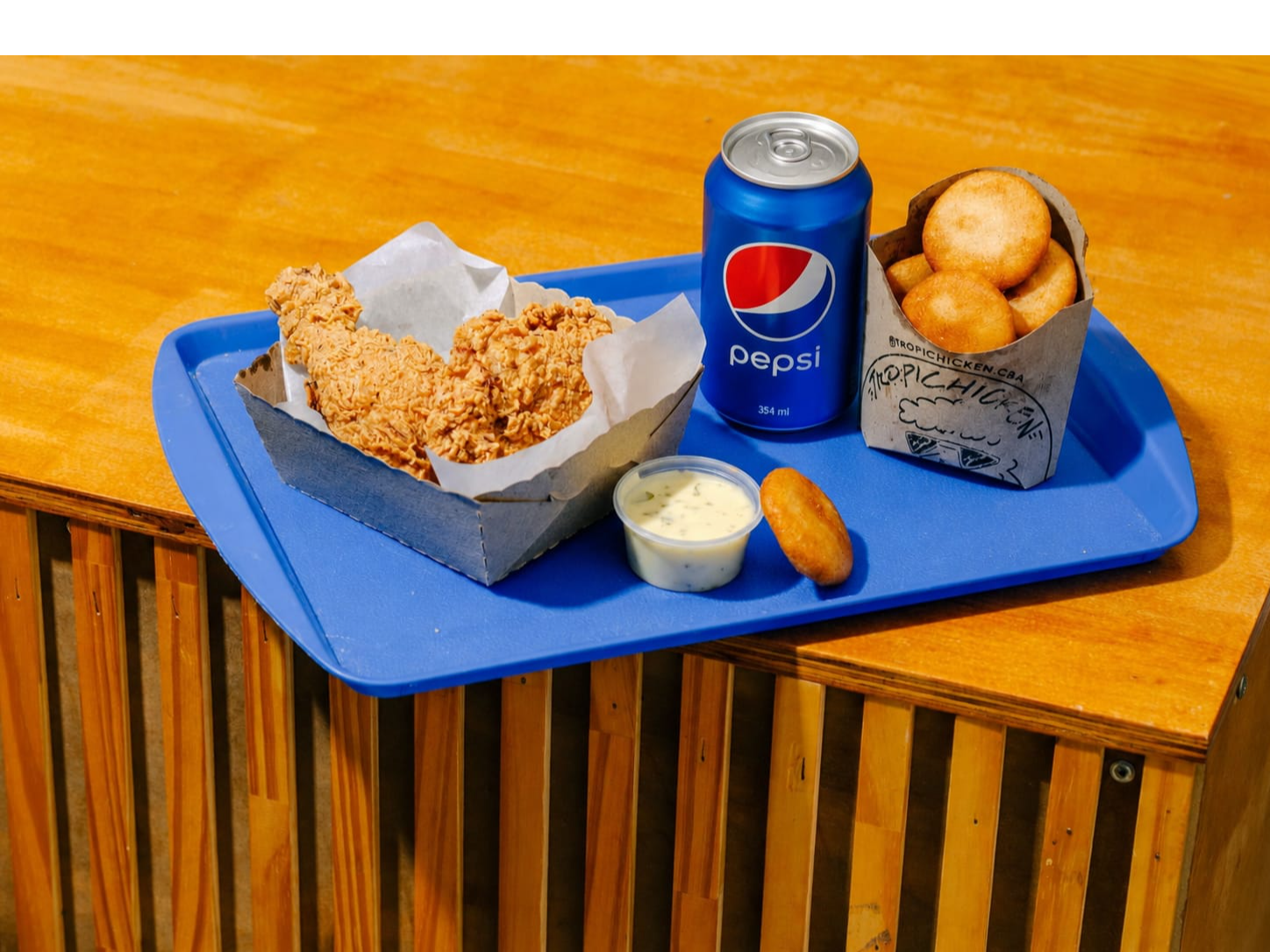 Dos piezas de pollo (pata, muslo ó pechuga segun disponibilidad) y papas