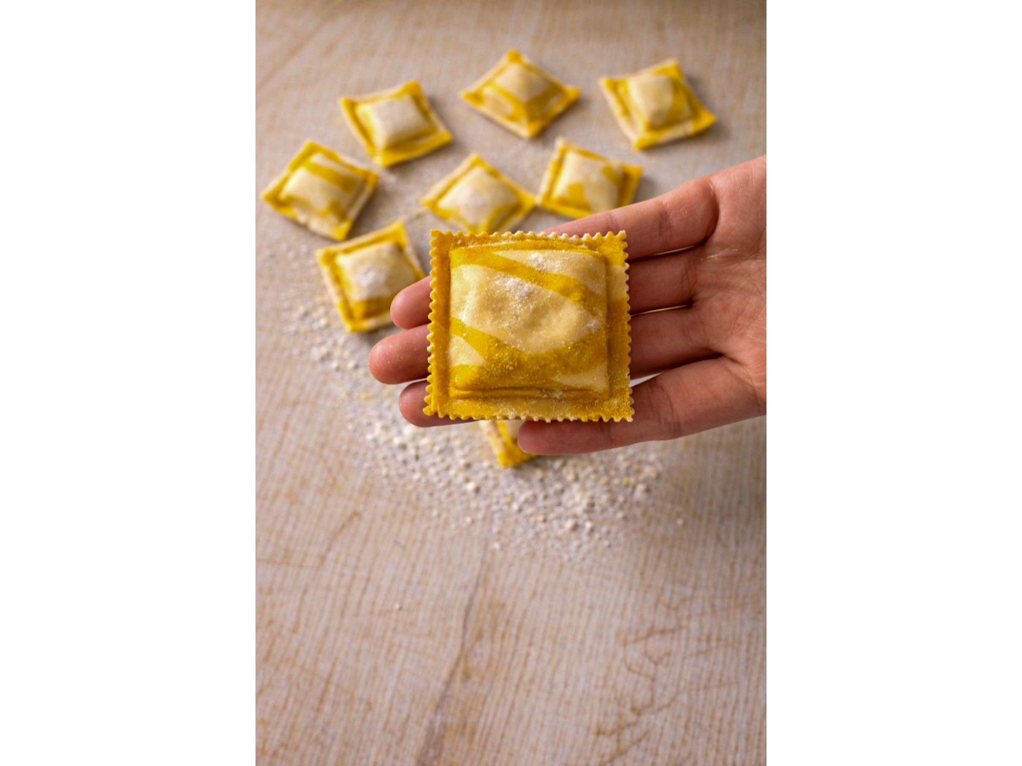 RAVIOLONES DE CABUTIA, AJO ASADO Y PROVOLONE