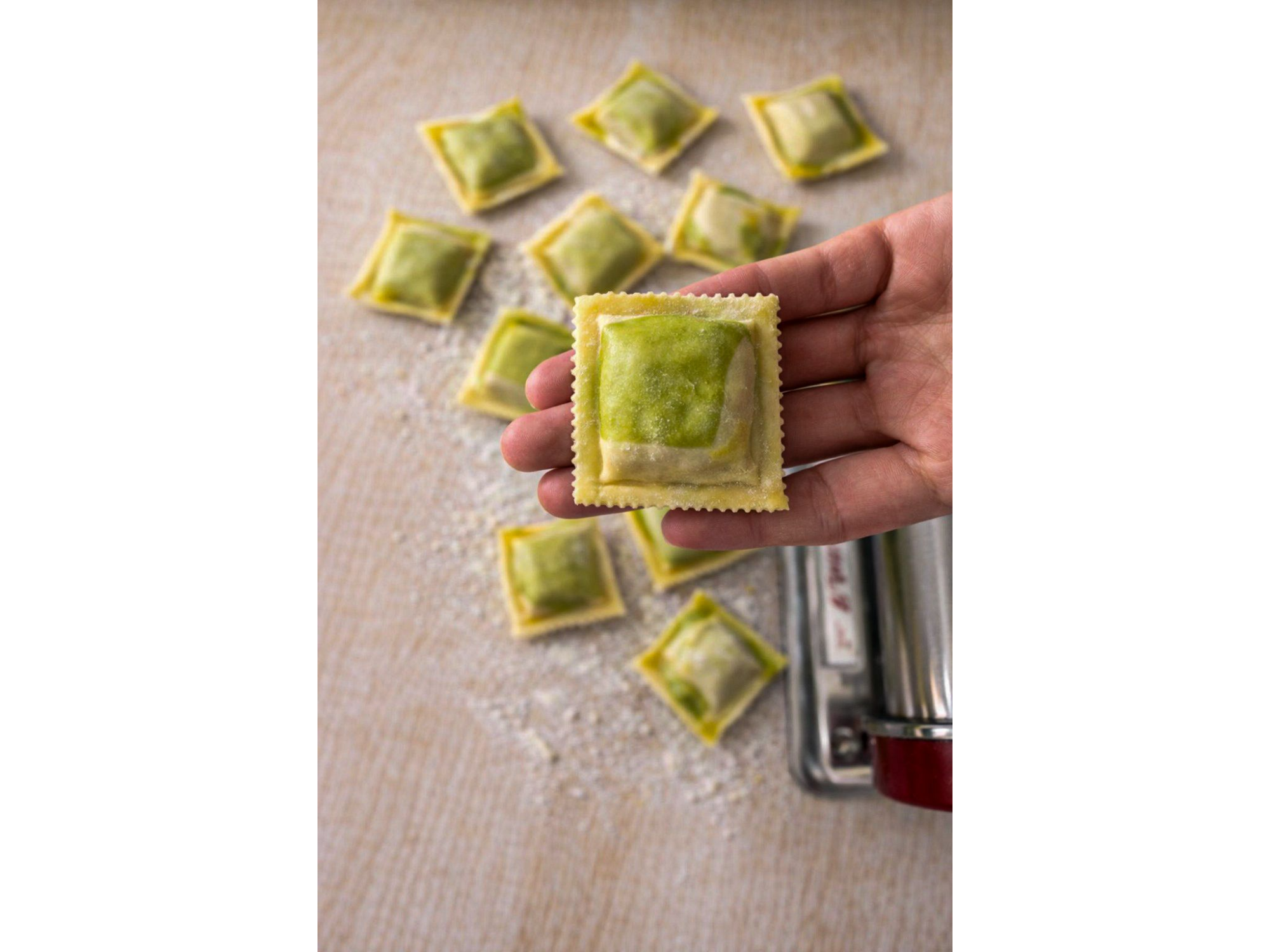 RAVIOLONES DE ESPINACA, CEBOLLA CARAMELIZADA Y ROQUEFORT