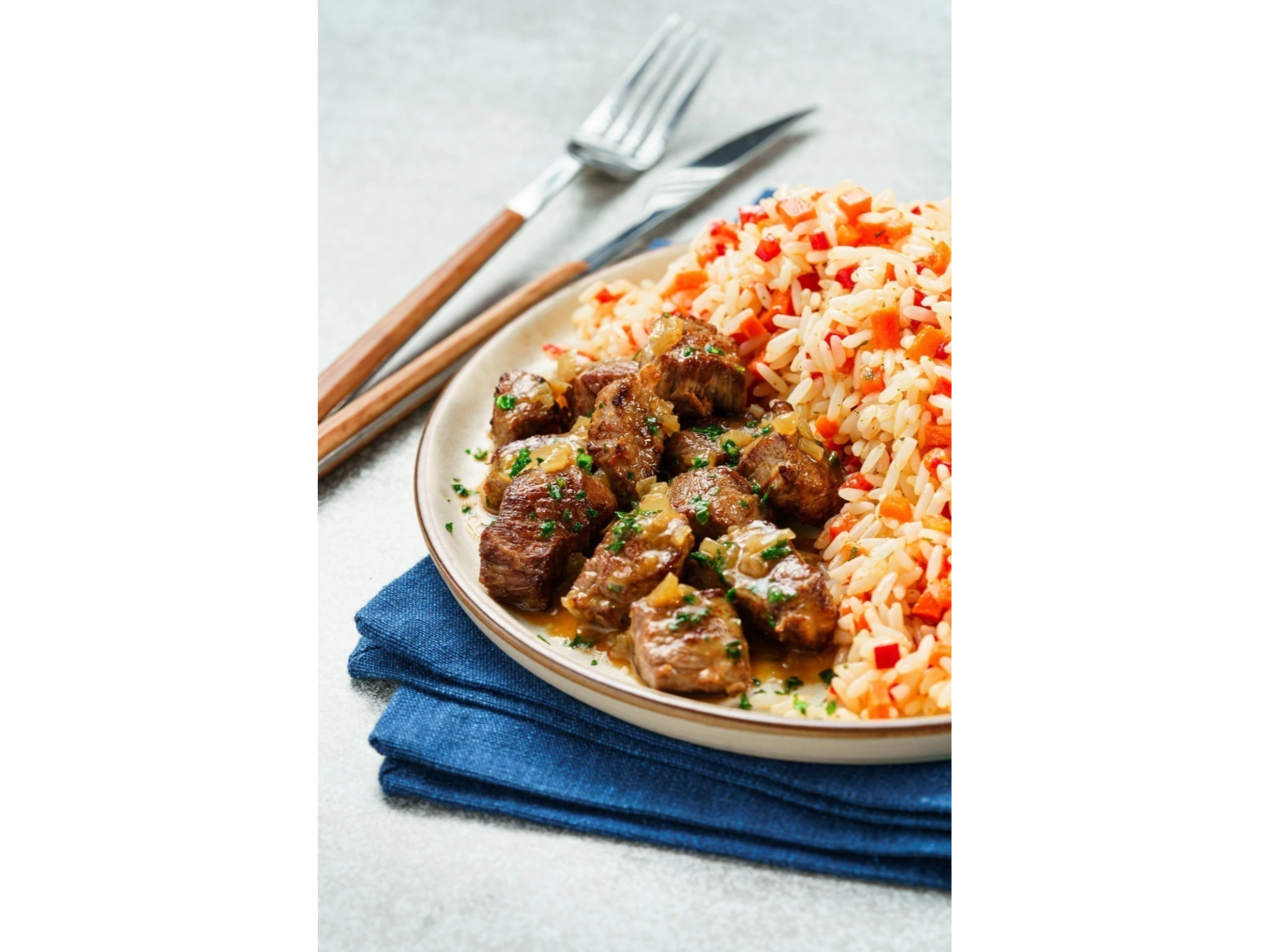 Carne braseada con arroz y vegetales