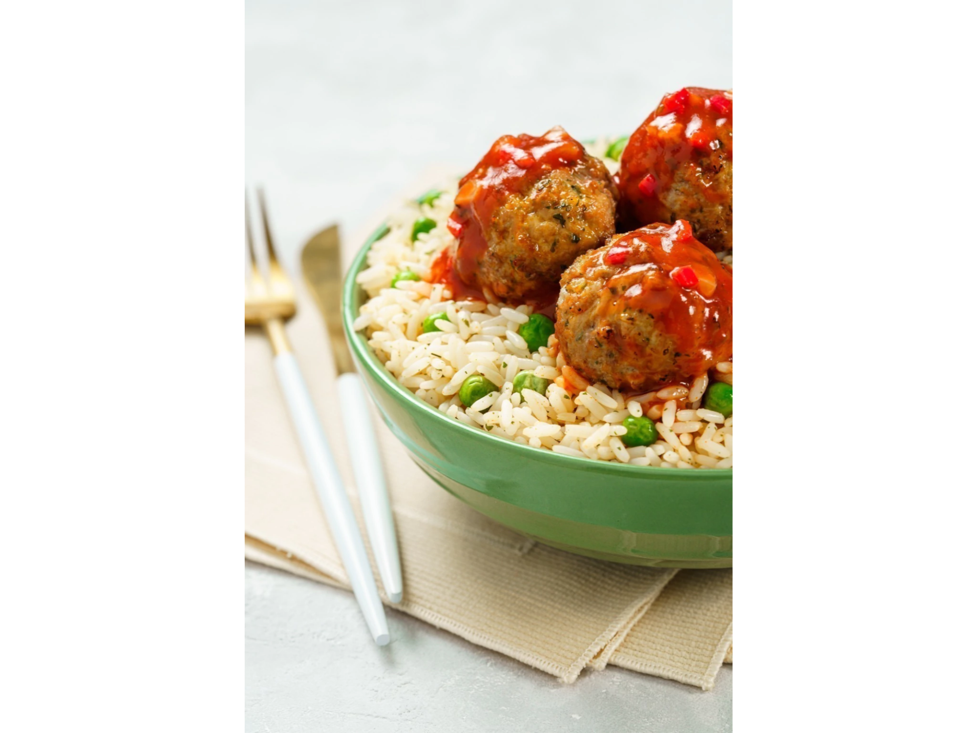 Albóndigas a la portuguesa con arroz y arvejas x 350g.