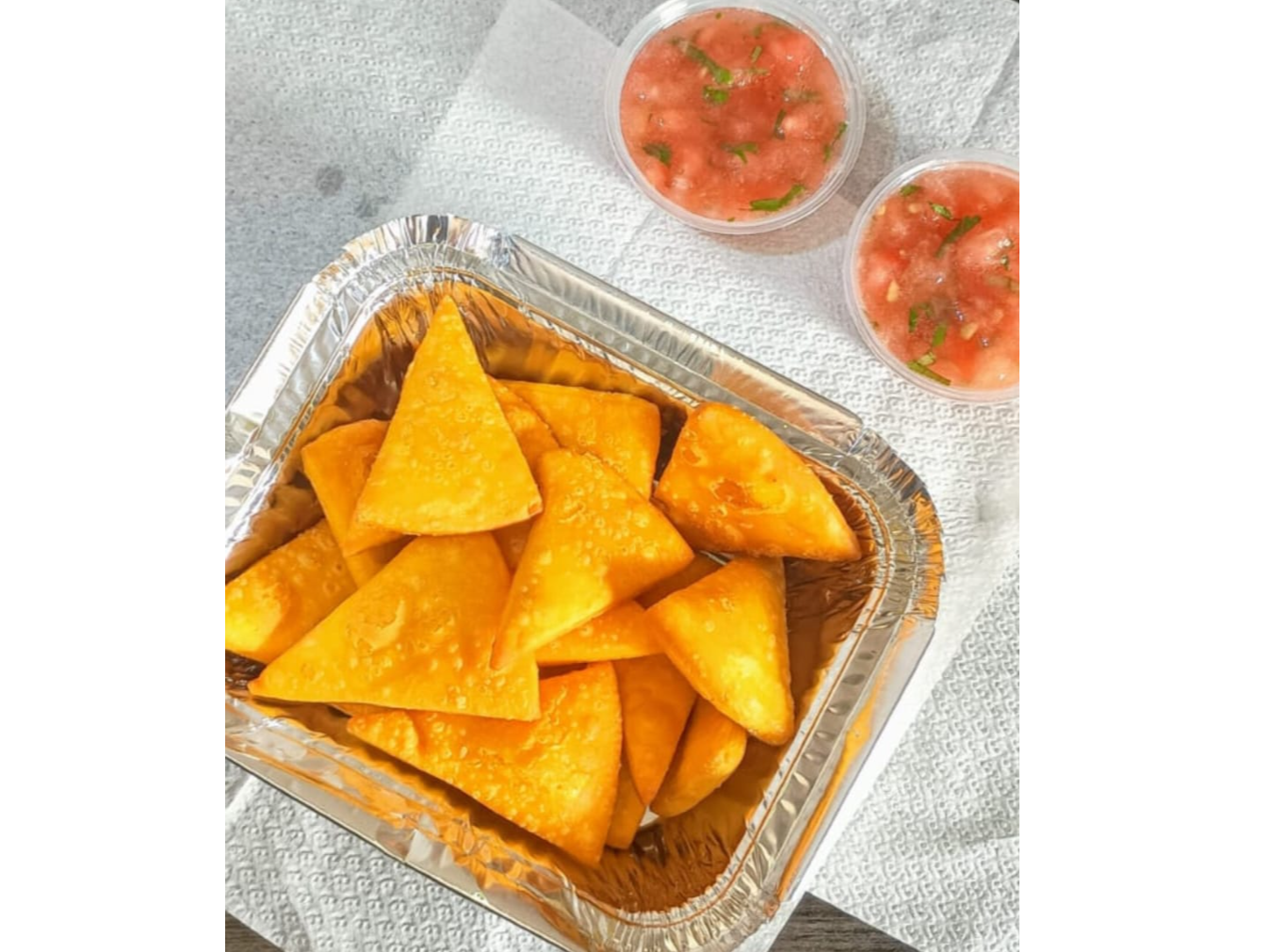 Sopaipillas con pebre.