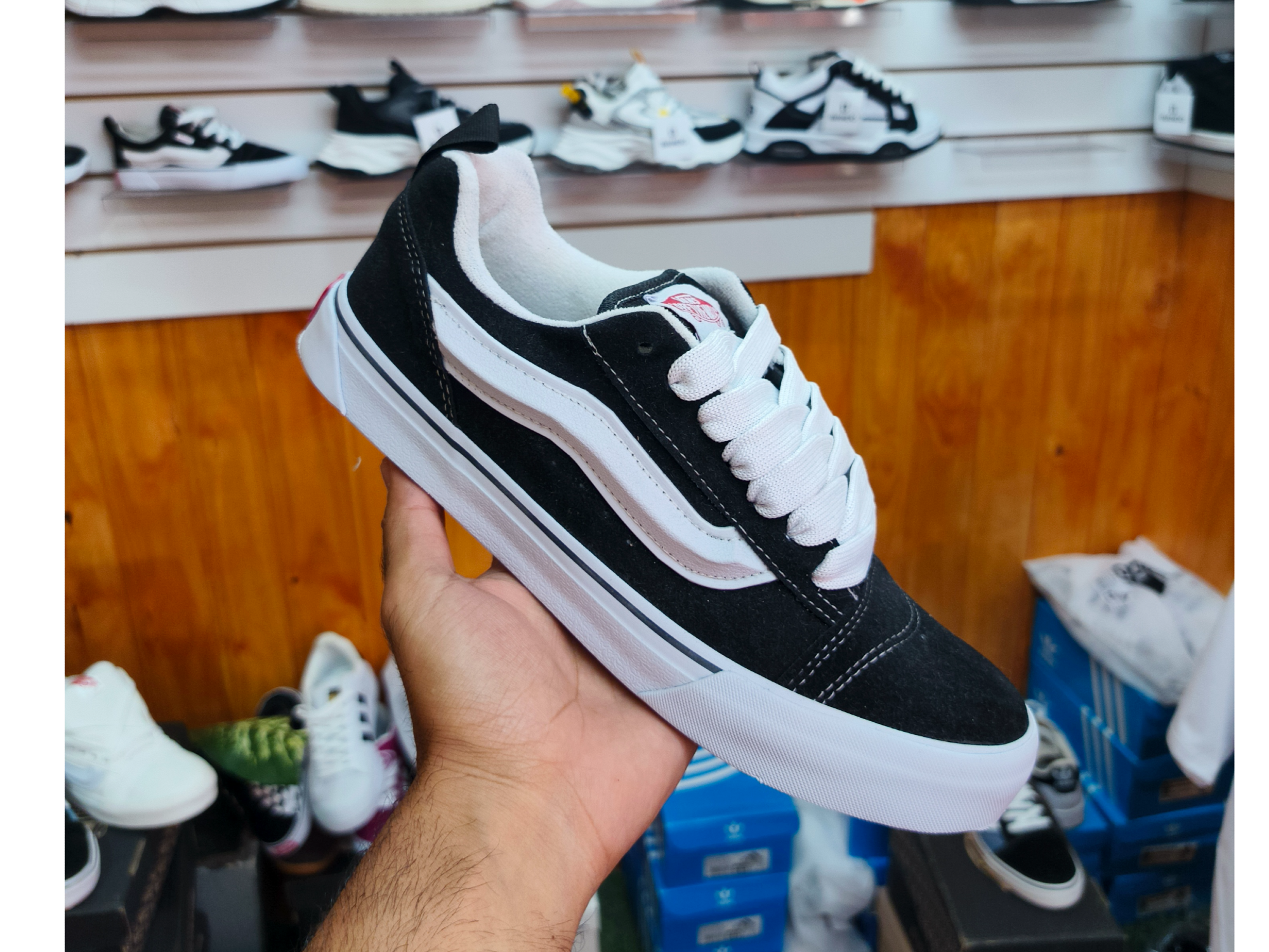VANS KNU