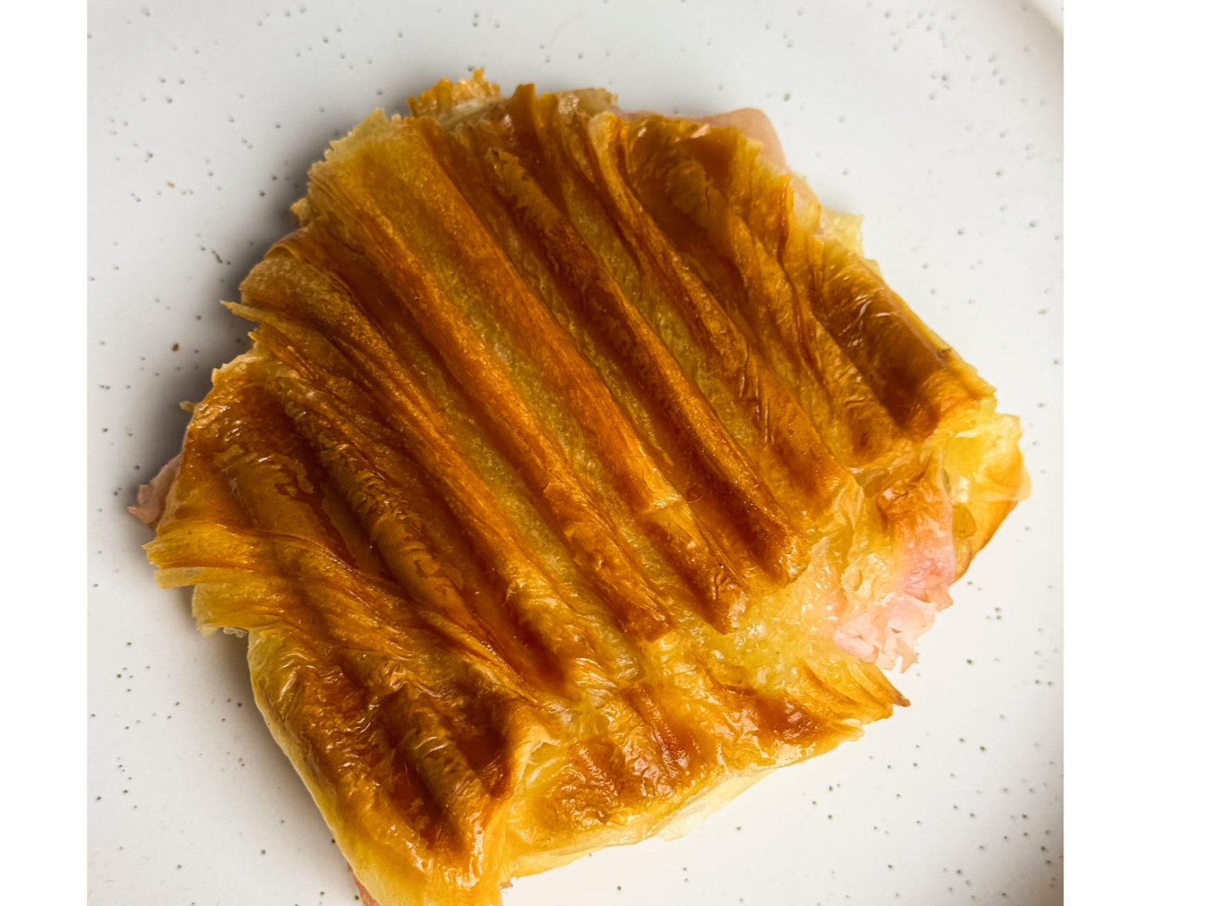 Medialuna prensada con jamón y queso