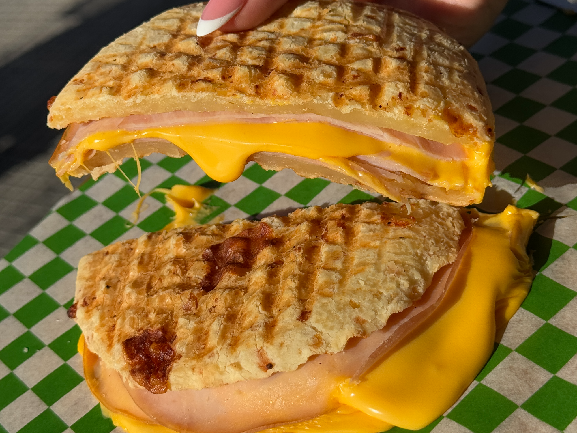 Tostado de chipa con lomito y cheddar