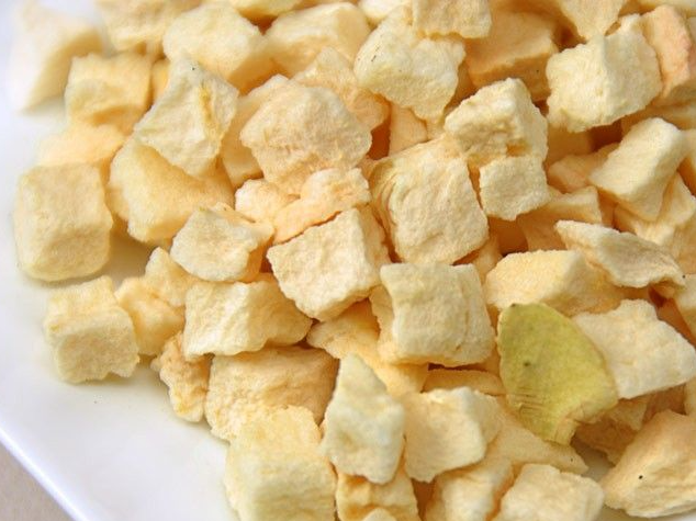 Manzana en cubos azucarados