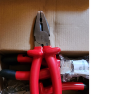 Pinza universal aislada engomada 8"