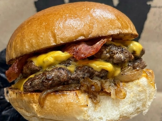 DOS CHEESE BURGER SIMPLE + PAPAS + 2 GASEOSA