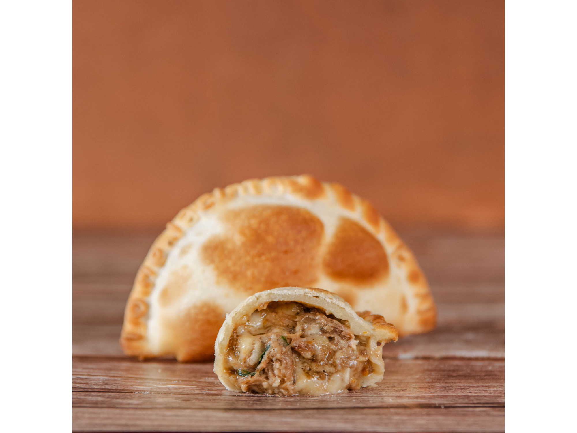 EMPANADA ENTRAÑA AHUMADA Y MUZZARELLA EN CAJA X 30 UNIDADES