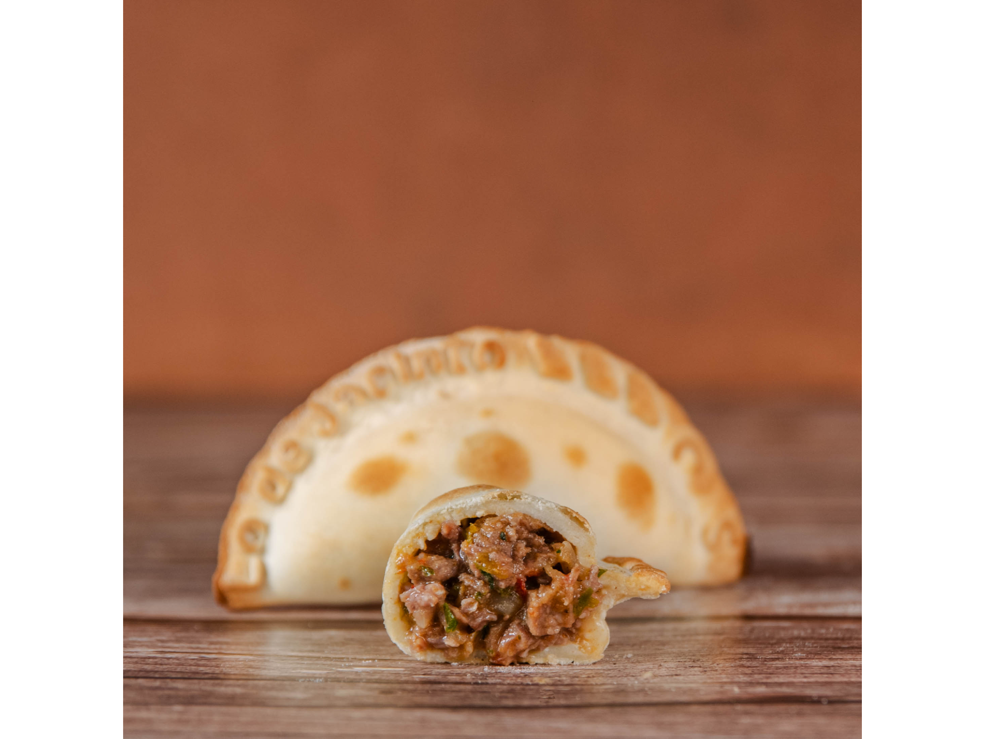 EMPANADA OSOBUCO BRASEADO EN CAJA X 30 UNIDADES