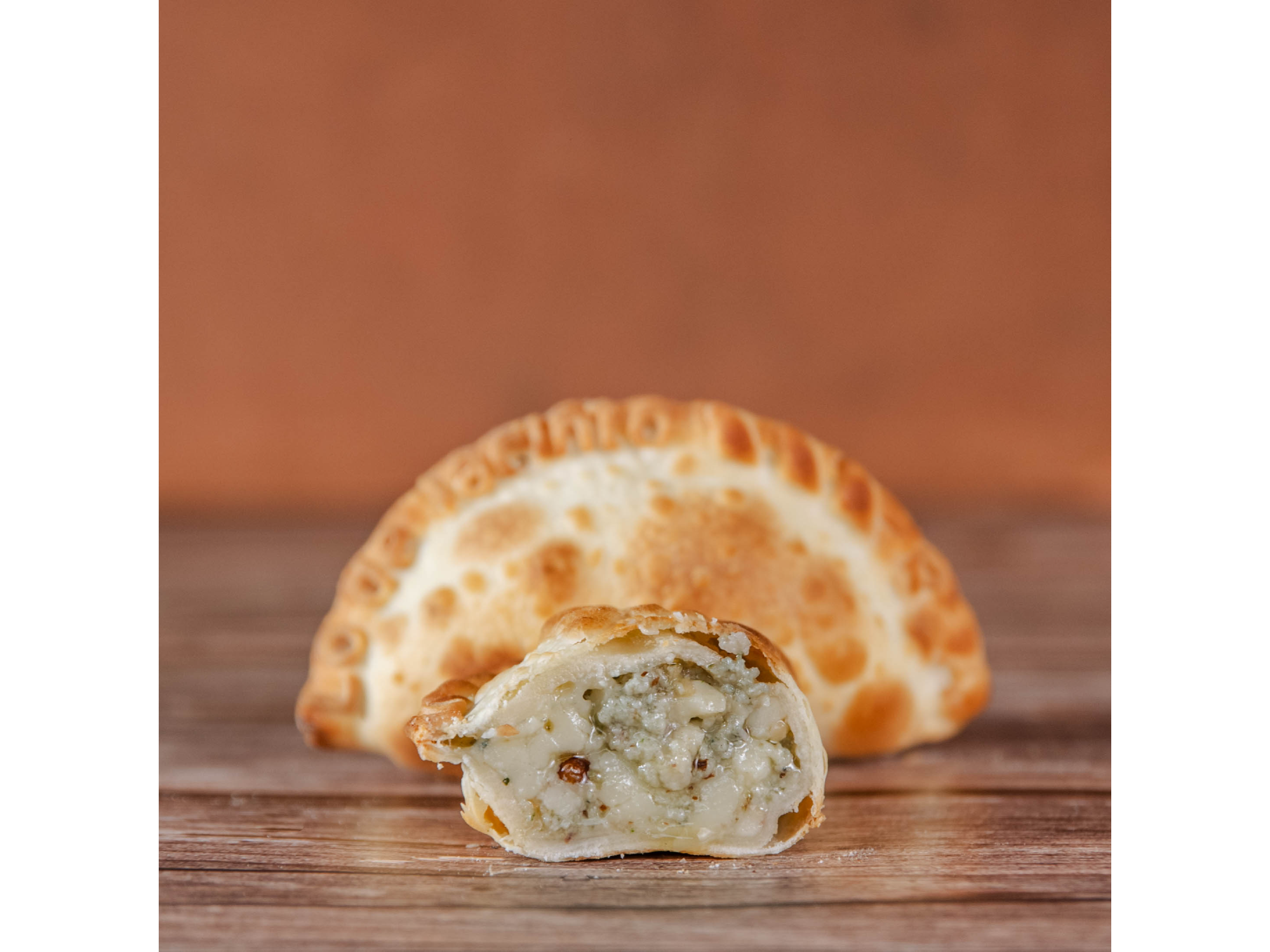 EMPANADA ROQUEFORT Y APIO EN CAJA X 30 UNIDADES