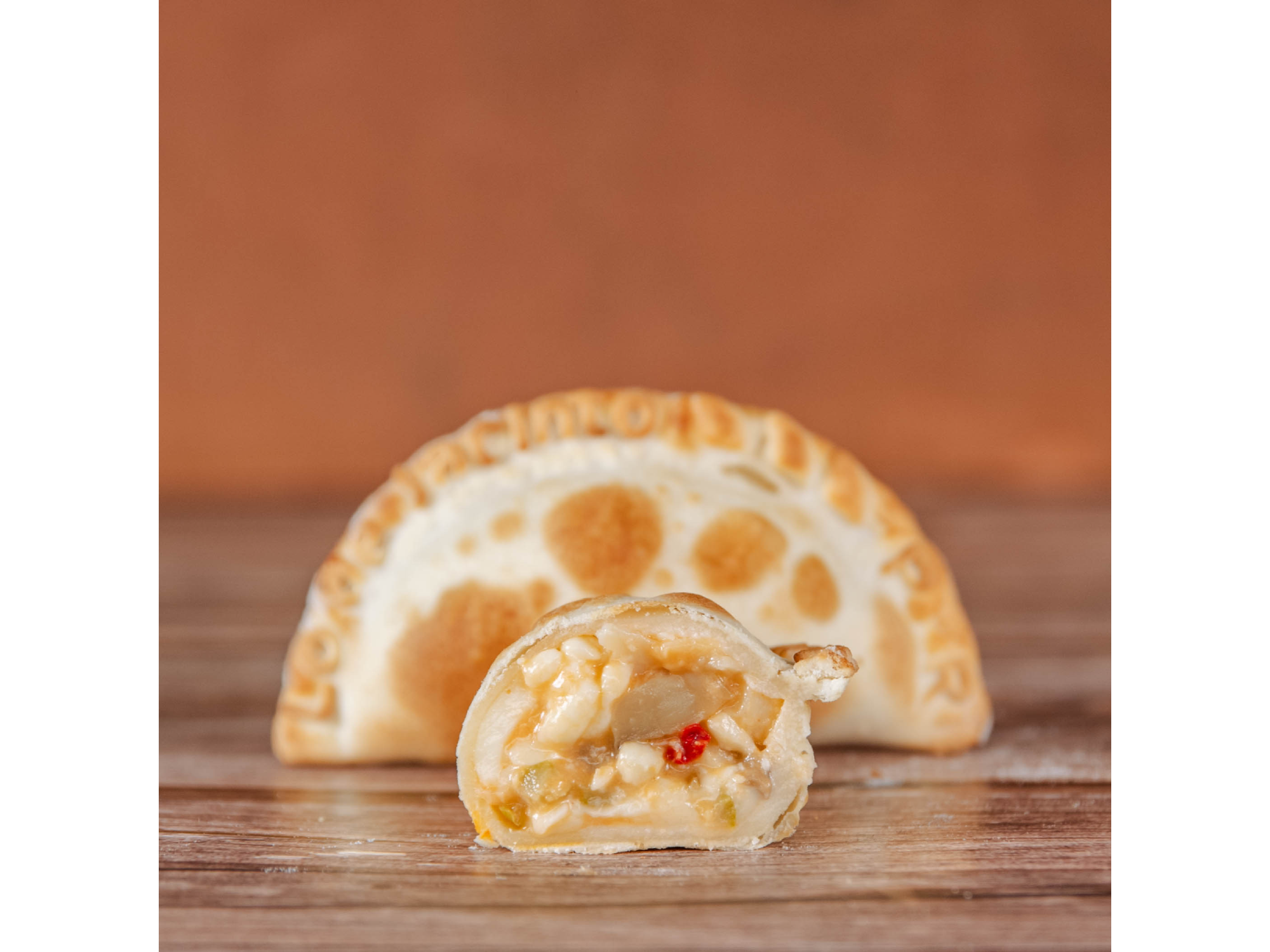 EMPANADA PERAS AL RON EN CAJA X 30 UNIDADES