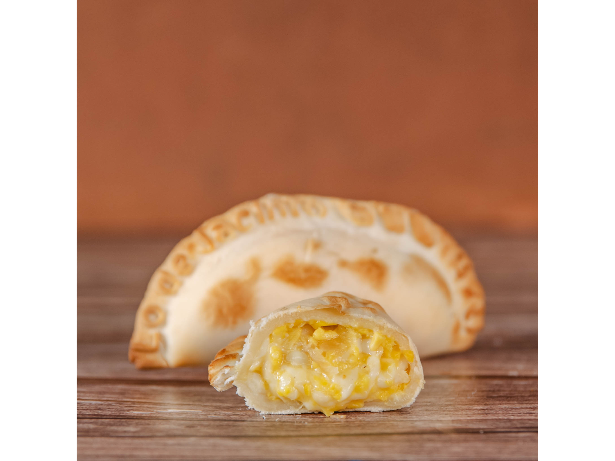EMPANADA HUMITA Y QUESO EN CAJA X 30 UNIDADES