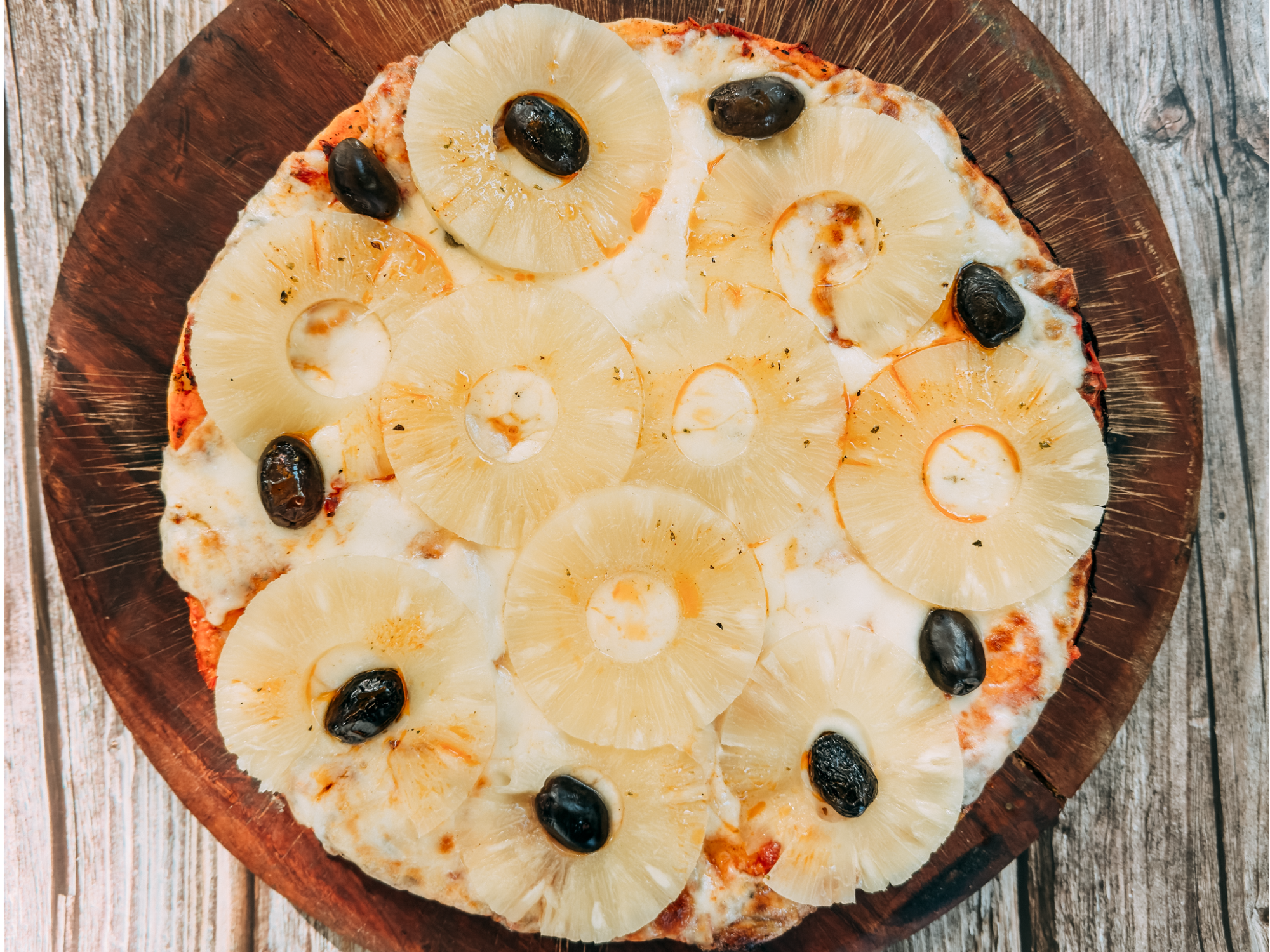 PIZZA CON ANANÁ