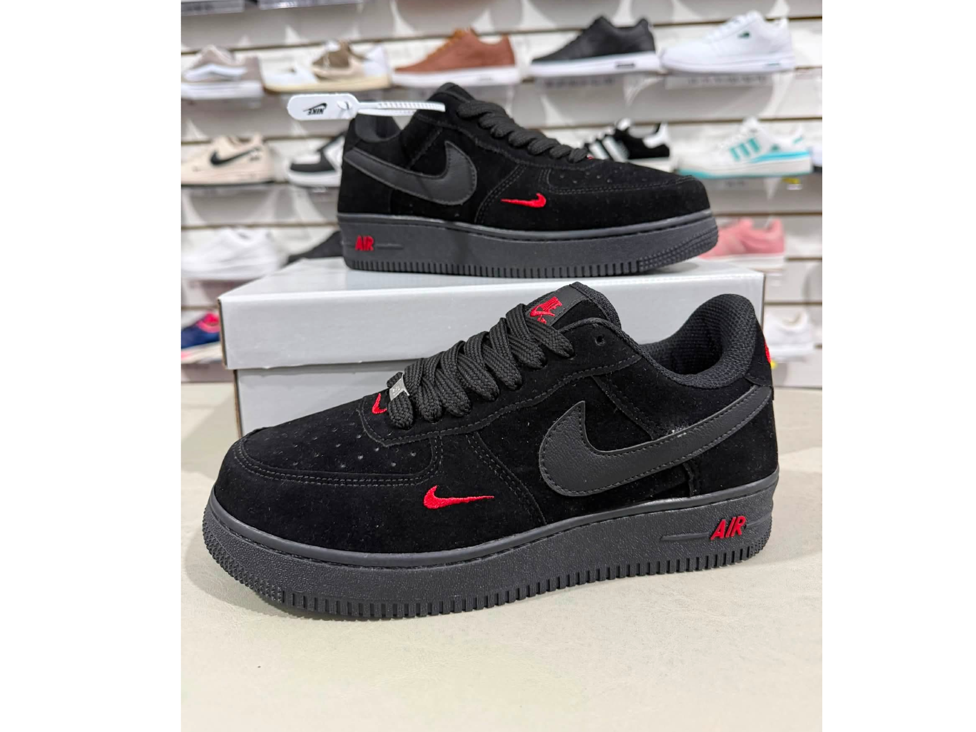 AIR FORCE negra detalle rojo