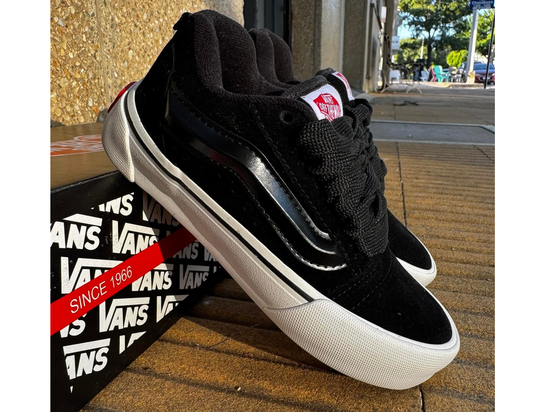 Vans negra suela blanca